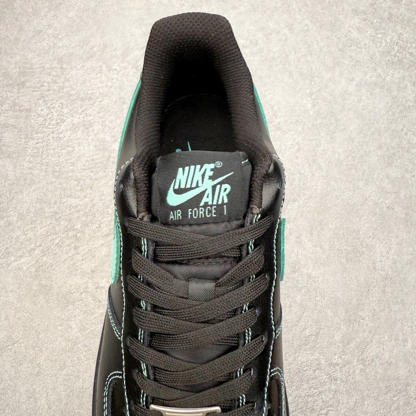 图片[5]-＃XT纯原 NK Air Force 1 Low 空军一号时尚舒适防滑耐磨低帮板鞋 HQ2037-002 顶级批次 2022全新楦头鞋型 鱼鳞大底 历时开发三个月 清洁度完美 二维码鞋标 内置芯片及solo气垫 大底高度及其弧度依照正品 钢印 logo刺绣 鞋口弧度 鞋头长度 鞋面冲孔 鞋垫背胶及钢印 完美鞋型对比正品 每一处都是细节满满 柔软、弹性十足的缓震性能和出色的中底设计 横跨复古与现代的外型结合 造就出风靡全球 三十多年的Force 1 直到今天还深受青睐 实拍调校N版已经零色差零失真 百分百还原实物色彩所见即所得 不存在货不对板色差等低级问题 选购参考实物拍摄 不混卖不参货 只用心做好货严格选品 承诺混一赔十 尺码：36 36.5 37.5 38 38.5 39 40 40.5 41 42 42.5 43 44 44.5 45-选品中心