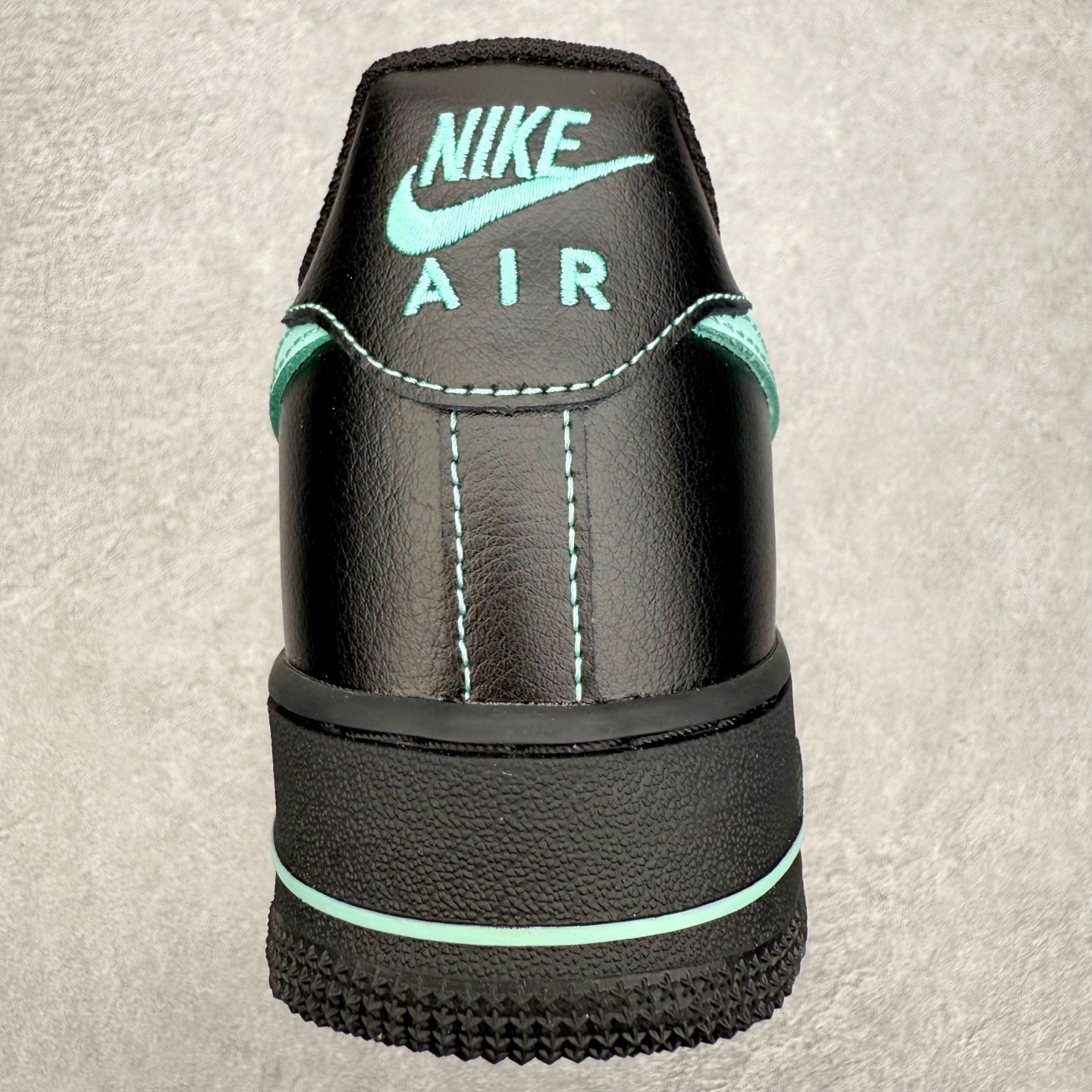 图片[8]-＃XT纯原 NK Air Force 1 Low 空军一号时尚舒适防滑耐磨低帮板鞋 HQ2037-002 顶级批次 2022全新楦头鞋型 鱼鳞大底 历时开发三个月 清洁度完美 二维码鞋标 内置芯片及solo气垫 大底高度及其弧度依照正品 钢印 logo刺绣 鞋口弧度 鞋头长度 鞋面冲孔 鞋垫背胶及钢印 完美鞋型对比正品 每一处都是细节满满 柔软、弹性十足的缓震性能和出色的中底设计 横跨复古与现代的外型结合 造就出风靡全球 三十多年的Force 1 直到今天还深受青睐 实拍调校N版已经零色差零失真 百分百还原实物色彩所见即所得 不存在货不对板色差等低级问题 选购参考实物拍摄 不混卖不参货 只用心做好货严格选品 承诺混一赔十 尺码：36 36.5 37.5 38 38.5 39 40 40.5 41 42 42.5 43 44 44.5 45-选品中心