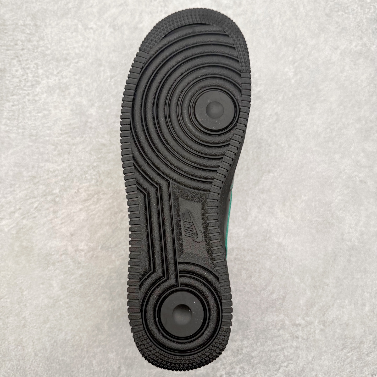 图片[9]-＃XT纯原 NK Air Force 1 Low 空军一号时尚舒适防滑耐磨低帮板鞋 HQ2037-002 顶级批次 2022全新楦头鞋型 鱼鳞大底 历时开发三个月 清洁度完美 二维码鞋标 内置芯片及solo气垫 大底高度及其弧度依照正品 钢印 logo刺绣 鞋口弧度 鞋头长度 鞋面冲孔 鞋垫背胶及钢印 完美鞋型对比正品 每一处都是细节满满 柔软、弹性十足的缓震性能和出色的中底设计 横跨复古与现代的外型结合 造就出风靡全球 三十多年的Force 1 直到今天还深受青睐 实拍调校N版已经零色差零失真 百分百还原实物色彩所见即所得 不存在货不对板色差等低级问题 选购参考实物拍摄 不混卖不参货 只用心做好货严格选品 承诺混一赔十 尺码：36 36.5 37.5 38 38.5 39 40 40.5 41 42 42.5 43 44 44.5 45-选品中心