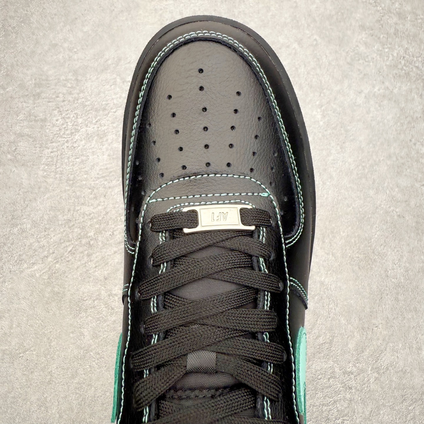 图片[4]-＃XT纯原 NK Air Force 1 Low 空军一号时尚舒适防滑耐磨低帮板鞋 HQ2037-002 顶级批次 2022全新楦头鞋型 鱼鳞大底 历时开发三个月 清洁度完美 二维码鞋标 内置芯片及solo气垫 大底高度及其弧度依照正品 钢印 logo刺绣 鞋口弧度 鞋头长度 鞋面冲孔 鞋垫背胶及钢印 完美鞋型对比正品 每一处都是细节满满 柔软、弹性十足的缓震性能和出色的中底设计 横跨复古与现代的外型结合 造就出风靡全球 三十多年的Force 1 直到今天还深受青睐 实拍调校N版已经零色差零失真 百分百还原实物色彩所见即所得 不存在货不对板色差等低级问题 选购参考实物拍摄 不混卖不参货 只用心做好货严格选品 承诺混一赔十 尺码：36 36.5 37.5 38 38.5 39 40 40.5 41 42 42.5 43 44 44.5 45-选品中心