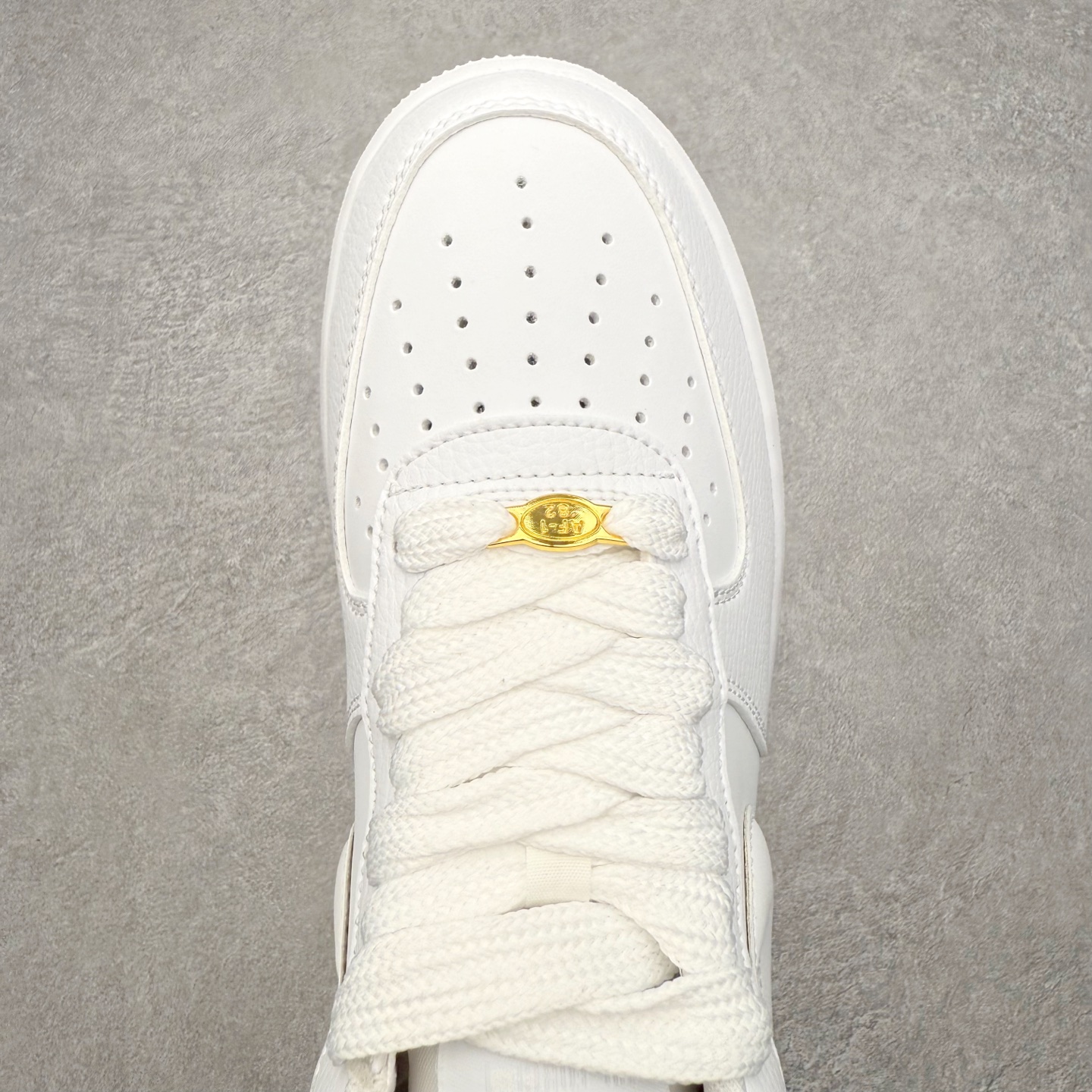 图片[4]-＃XT纯原 NK Air Force 1 Low 空军一号时尚舒适防滑耐磨低帮板鞋 HF2014-100 顶级批次 2022全新楦头鞋型 鱼鳞大底 历时开发三个月 清洁度完美 二维码鞋标 内置芯片及solo气垫 大底高度及其弧度依照正品 钢印 logo刺绣 鞋口弧度 鞋头长度 鞋面冲孔 鞋垫背胶及钢印 完美鞋型对比正品 每一处都是细节满满 柔软、弹性十足的缓震性能和出色的中底设计 横跨复古与现代的外型结合 造就出风靡全球 三十多年的Force 1 直到今天还深受青睐 实拍调校N版已经零色差零失真 百分百还原实物色彩所见即所得 不存在货不对板色差等低级问题 选购参考实物拍摄 不混卖不参货 只用心做好货严格选品 承诺混一赔十 尺码：36 36.5 37.5 38 38.5 39 40 40.5 41 42 42.5 43 44 44.5 45-选品中心