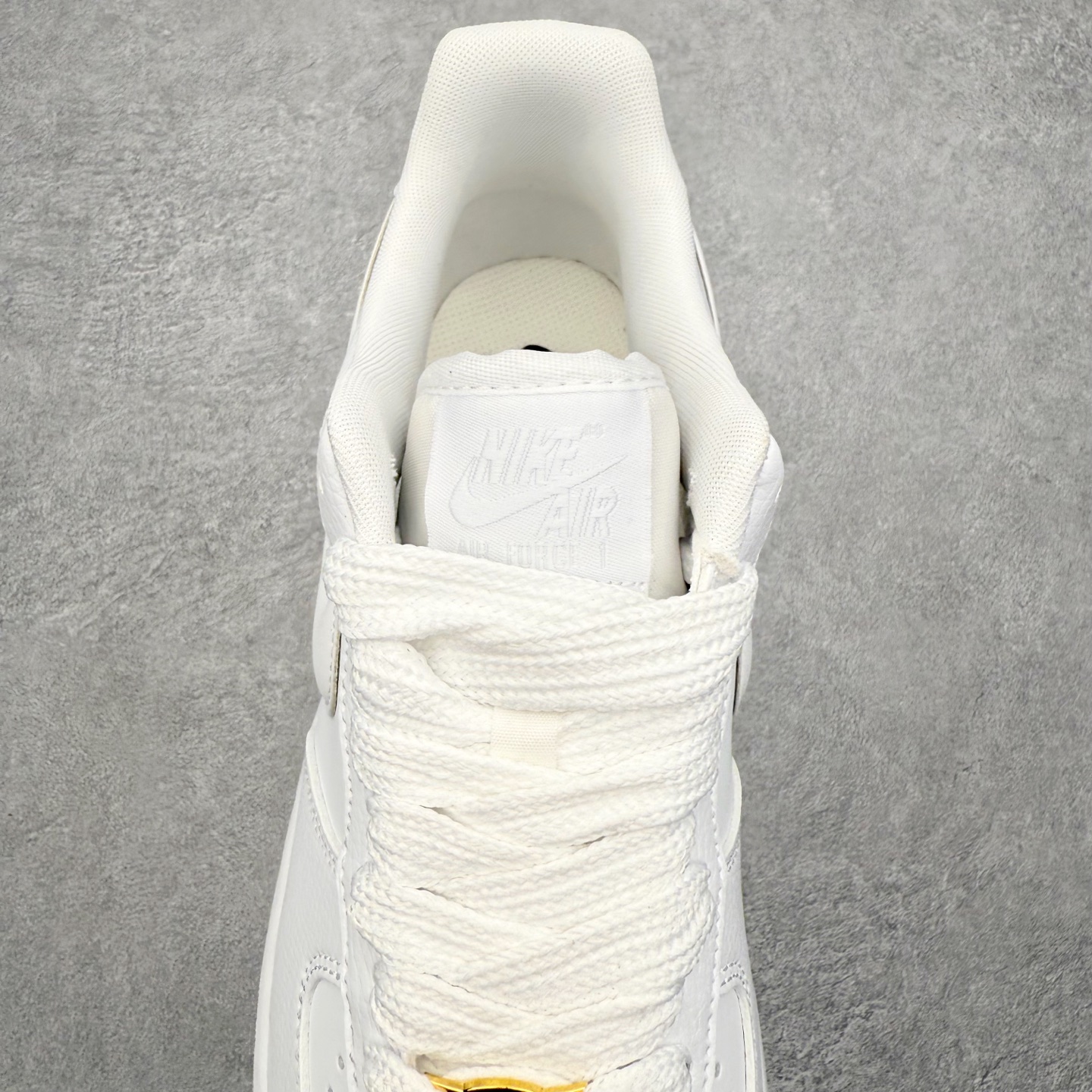 图片[5]-＃XT纯原 NK Air Force 1 Low 空军一号时尚舒适防滑耐磨低帮板鞋 HF2014-100 顶级批次 2022全新楦头鞋型 鱼鳞大底 历时开发三个月 清洁度完美 二维码鞋标 内置芯片及solo气垫 大底高度及其弧度依照正品 钢印 logo刺绣 鞋口弧度 鞋头长度 鞋面冲孔 鞋垫背胶及钢印 完美鞋型对比正品 每一处都是细节满满 柔软、弹性十足的缓震性能和出色的中底设计 横跨复古与现代的外型结合 造就出风靡全球 三十多年的Force 1 直到今天还深受青睐 实拍调校N版已经零色差零失真 百分百还原实物色彩所见即所得 不存在货不对板色差等低级问题 选购参考实物拍摄 不混卖不参货 只用心做好货严格选品 承诺混一赔十 尺码：36 36.5 37.5 38 38.5 39 40 40.5 41 42 42.5 43 44 44.5 45-选品中心