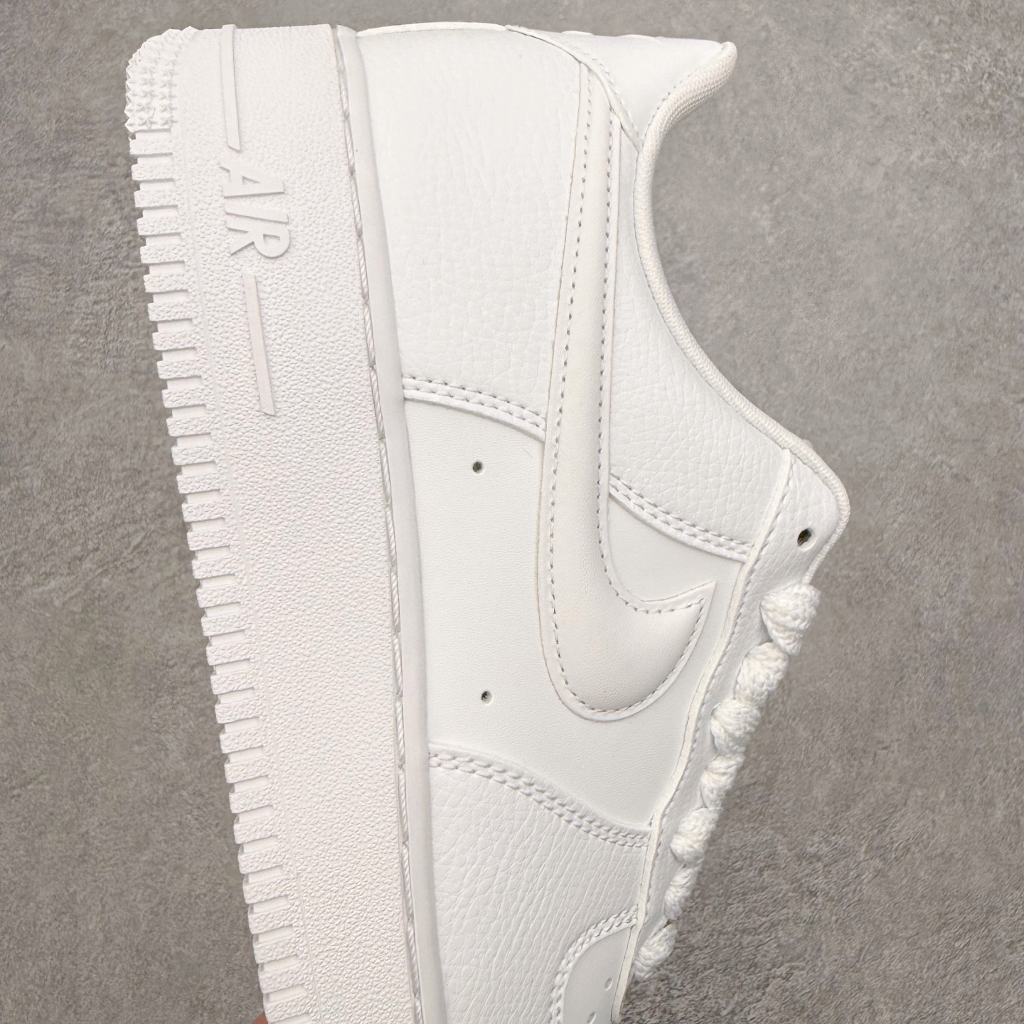 图片[6]-＃XT纯原 NK Air Force 1 Low 空军一号时尚舒适防滑耐磨低帮板鞋 HF2014-100 顶级批次 2022全新楦头鞋型 鱼鳞大底 历时开发三个月 清洁度完美 二维码鞋标 内置芯片及solo气垫 大底高度及其弧度依照正品 钢印 logo刺绣 鞋口弧度 鞋头长度 鞋面冲孔 鞋垫背胶及钢印 完美鞋型对比正品 每一处都是细节满满 柔软、弹性十足的缓震性能和出色的中底设计 横跨复古与现代的外型结合 造就出风靡全球 三十多年的Force 1 直到今天还深受青睐 实拍调校N版已经零色差零失真 百分百还原实物色彩所见即所得 不存在货不对板色差等低级问题 选购参考实物拍摄 不混卖不参货 只用心做好货严格选品 承诺混一赔十 尺码：36 36.5 37.5 38 38.5 39 40 40.5 41 42 42.5 43 44 44.5 45-选品中心