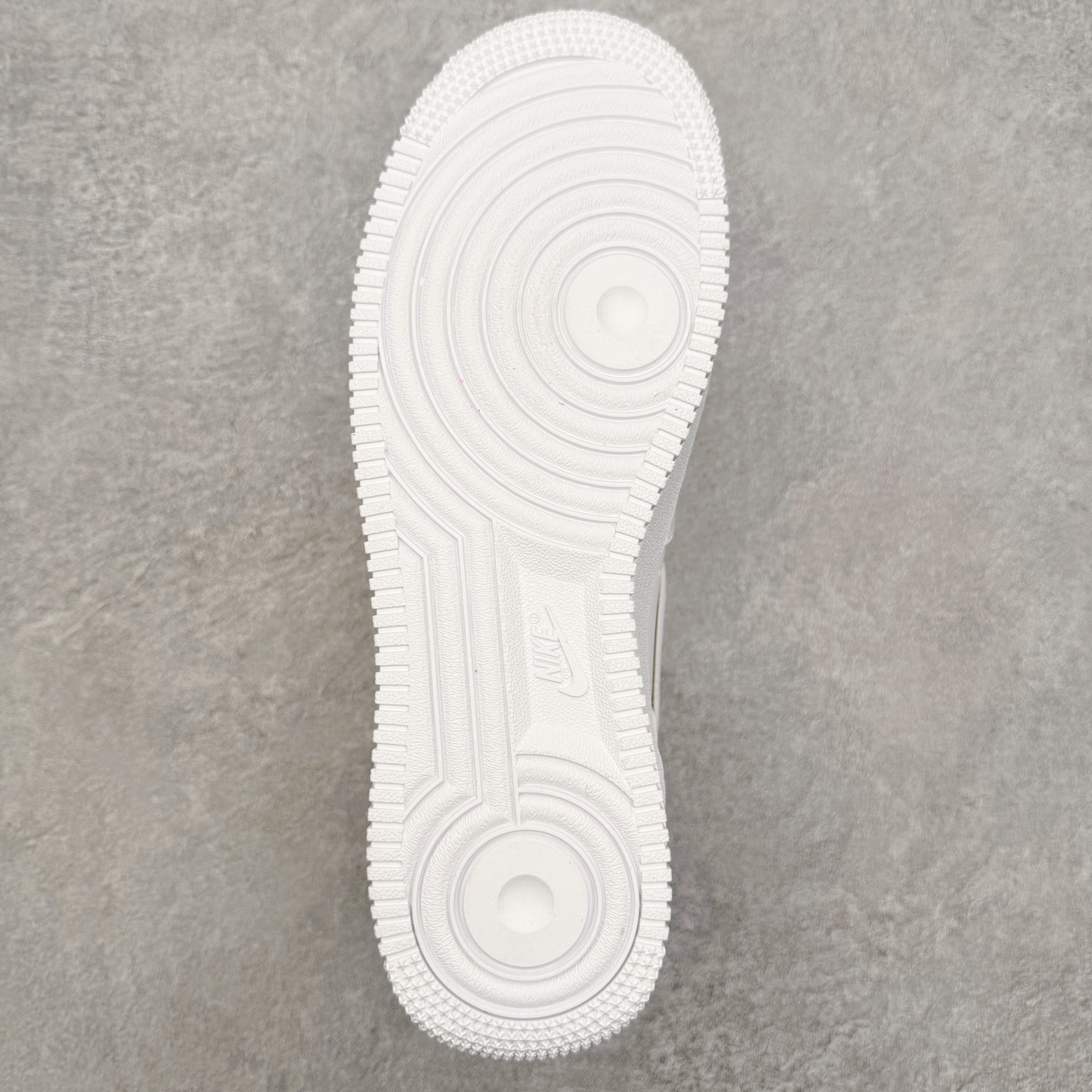 图片[9]-＃XT纯原 NK Air Force 1 Low 空军一号时尚舒适防滑耐磨低帮板鞋 HF2014-100 顶级批次 2022全新楦头鞋型 鱼鳞大底 历时开发三个月 清洁度完美 二维码鞋标 内置芯片及solo气垫 大底高度及其弧度依照正品 钢印 logo刺绣 鞋口弧度 鞋头长度 鞋面冲孔 鞋垫背胶及钢印 完美鞋型对比正品 每一处都是细节满满 柔软、弹性十足的缓震性能和出色的中底设计 横跨复古与现代的外型结合 造就出风靡全球 三十多年的Force 1 直到今天还深受青睐 实拍调校N版已经零色差零失真 百分百还原实物色彩所见即所得 不存在货不对板色差等低级问题 选购参考实物拍摄 不混卖不参货 只用心做好货严格选品 承诺混一赔十 尺码：36 36.5 37.5 38 38.5 39 40 40.5 41 42 42.5 43 44 44.5 45-选品中心