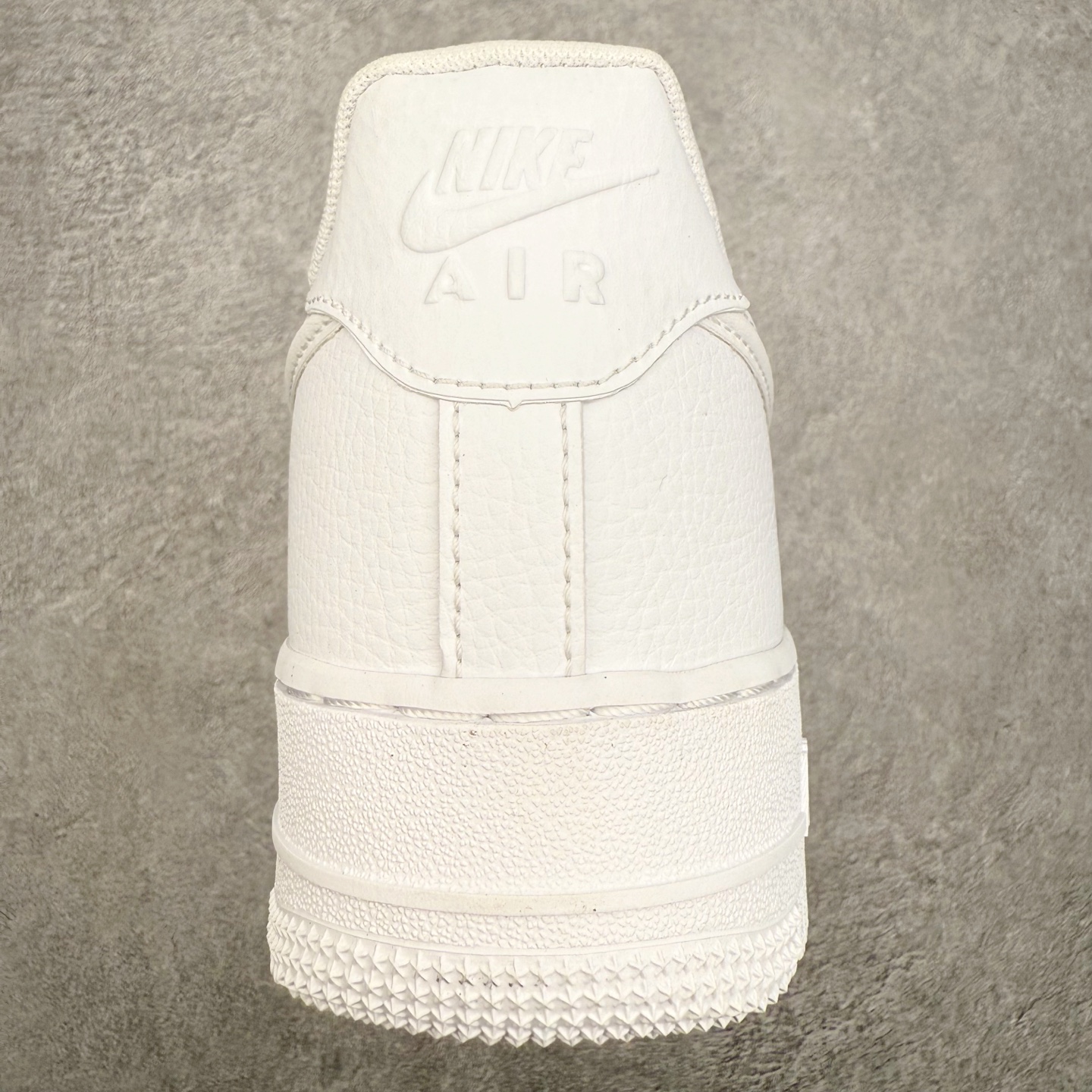 图片[8]-＃XT纯原 NK Air Force 1 Low 空军一号时尚舒适防滑耐磨低帮板鞋 HF2014-100 顶级批次 2022全新楦头鞋型 鱼鳞大底 历时开发三个月 清洁度完美 二维码鞋标 内置芯片及solo气垫 大底高度及其弧度依照正品 钢印 logo刺绣 鞋口弧度 鞋头长度 鞋面冲孔 鞋垫背胶及钢印 完美鞋型对比正品 每一处都是细节满满 柔软、弹性十足的缓震性能和出色的中底设计 横跨复古与现代的外型结合 造就出风靡全球 三十多年的Force 1 直到今天还深受青睐 实拍调校N版已经零色差零失真 百分百还原实物色彩所见即所得 不存在货不对板色差等低级问题 选购参考实物拍摄 不混卖不参货 只用心做好货严格选品 承诺混一赔十 尺码：36 36.5 37.5 38 38.5 39 40 40.5 41 42 42.5 43 44 44.5 45-选品中心