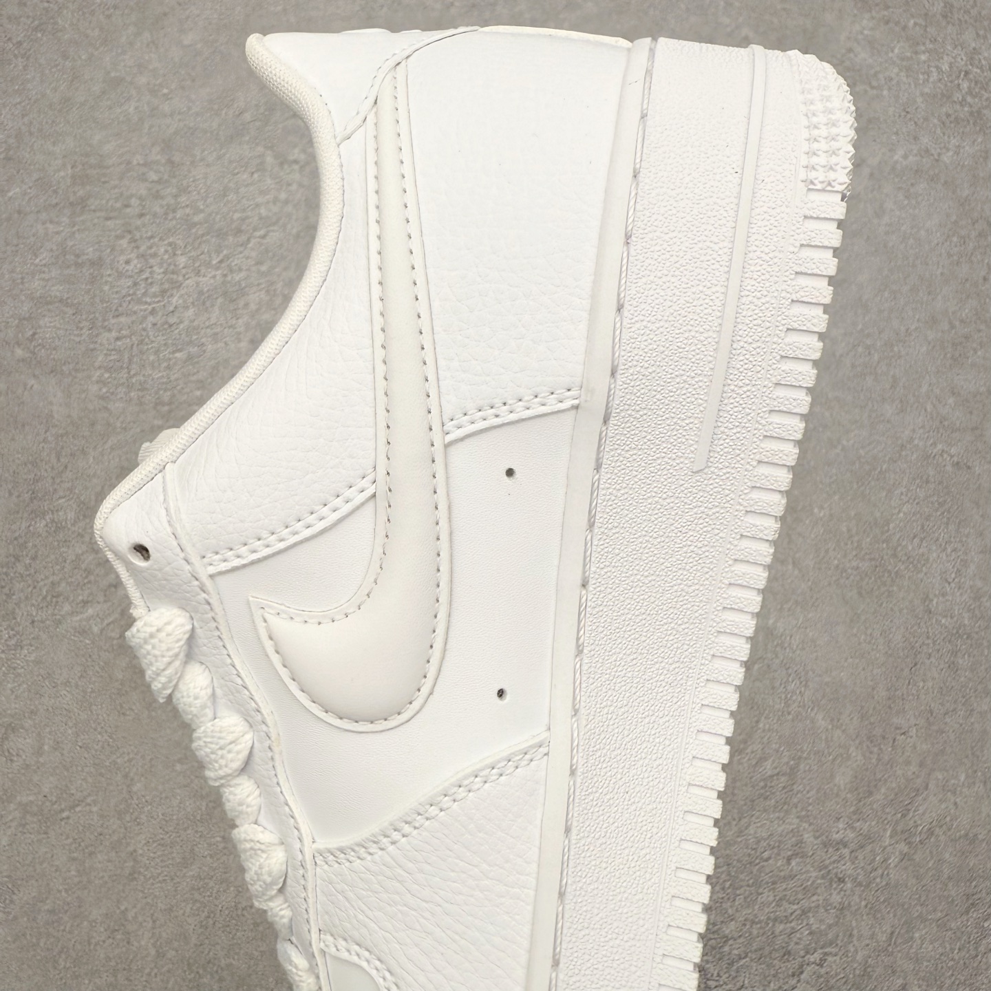 图片[7]-＃XT纯原 NK Air Force 1 Low 空军一号时尚舒适防滑耐磨低帮板鞋 HF2014-100 顶级批次 2022全新楦头鞋型 鱼鳞大底 历时开发三个月 清洁度完美 二维码鞋标 内置芯片及solo气垫 大底高度及其弧度依照正品 钢印 logo刺绣 鞋口弧度 鞋头长度 鞋面冲孔 鞋垫背胶及钢印 完美鞋型对比正品 每一处都是细节满满 柔软、弹性十足的缓震性能和出色的中底设计 横跨复古与现代的外型结合 造就出风靡全球 三十多年的Force 1 直到今天还深受青睐 实拍调校N版已经零色差零失真 百分百还原实物色彩所见即所得 不存在货不对板色差等低级问题 选购参考实物拍摄 不混卖不参货 只用心做好货严格选品 承诺混一赔十 尺码：36 36.5 37.5 38 38.5 39 40 40.5 41 42 42.5 43 44 44.5 45-选品中心