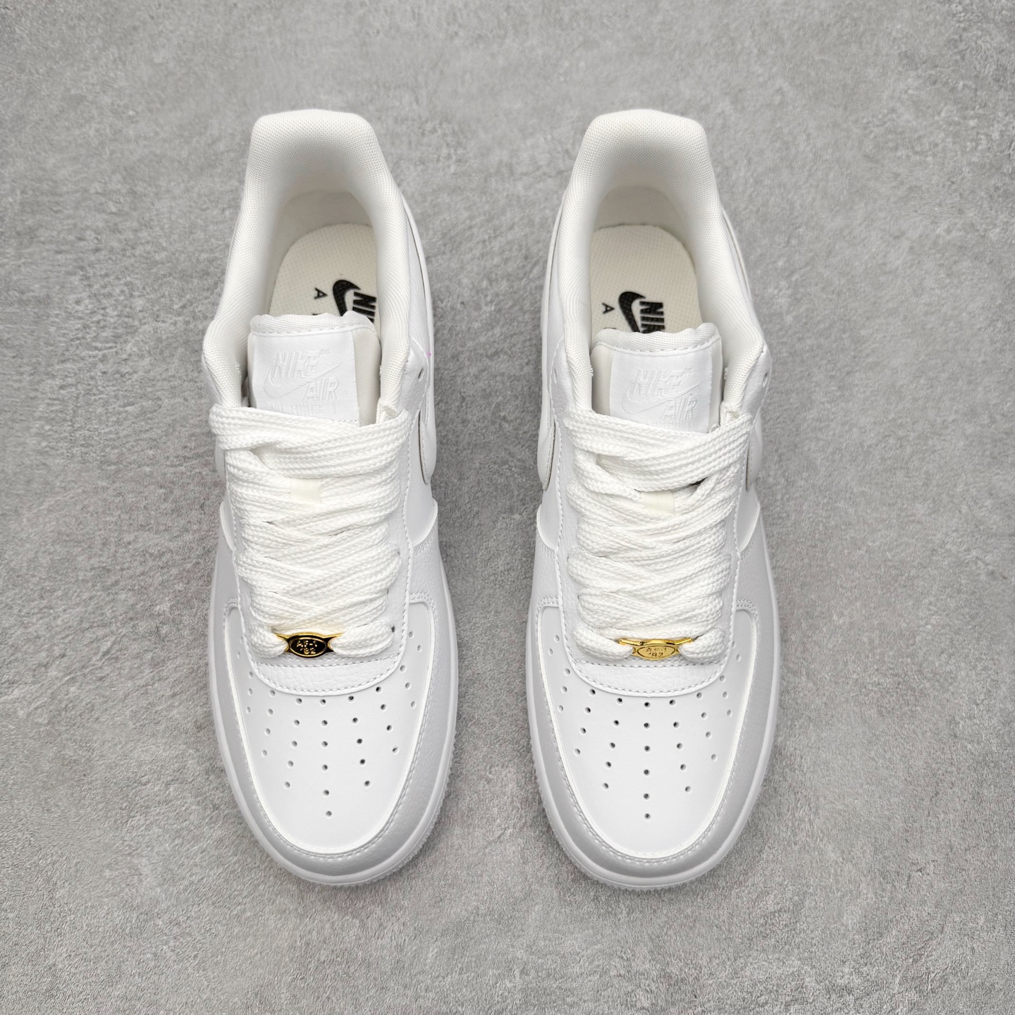 图片[2]-＃XT纯原 NK Air Force 1 Low 空军一号时尚舒适防滑耐磨低帮板鞋 HF2014-100 顶级批次 2022全新楦头鞋型 鱼鳞大底 历时开发三个月 清洁度完美 二维码鞋标 内置芯片及solo气垫 大底高度及其弧度依照正品 钢印 logo刺绣 鞋口弧度 鞋头长度 鞋面冲孔 鞋垫背胶及钢印 完美鞋型对比正品 每一处都是细节满满 柔软、弹性十足的缓震性能和出色的中底设计 横跨复古与现代的外型结合 造就出风靡全球 三十多年的Force 1 直到今天还深受青睐 实拍调校N版已经零色差零失真 百分百还原实物色彩所见即所得 不存在货不对板色差等低级问题 选购参考实物拍摄 不混卖不参货 只用心做好货严格选品 承诺混一赔十 尺码：36 36.5 37.5 38 38.5 39 40 40.5 41 42 42.5 43 44 44.5 45-选品中心