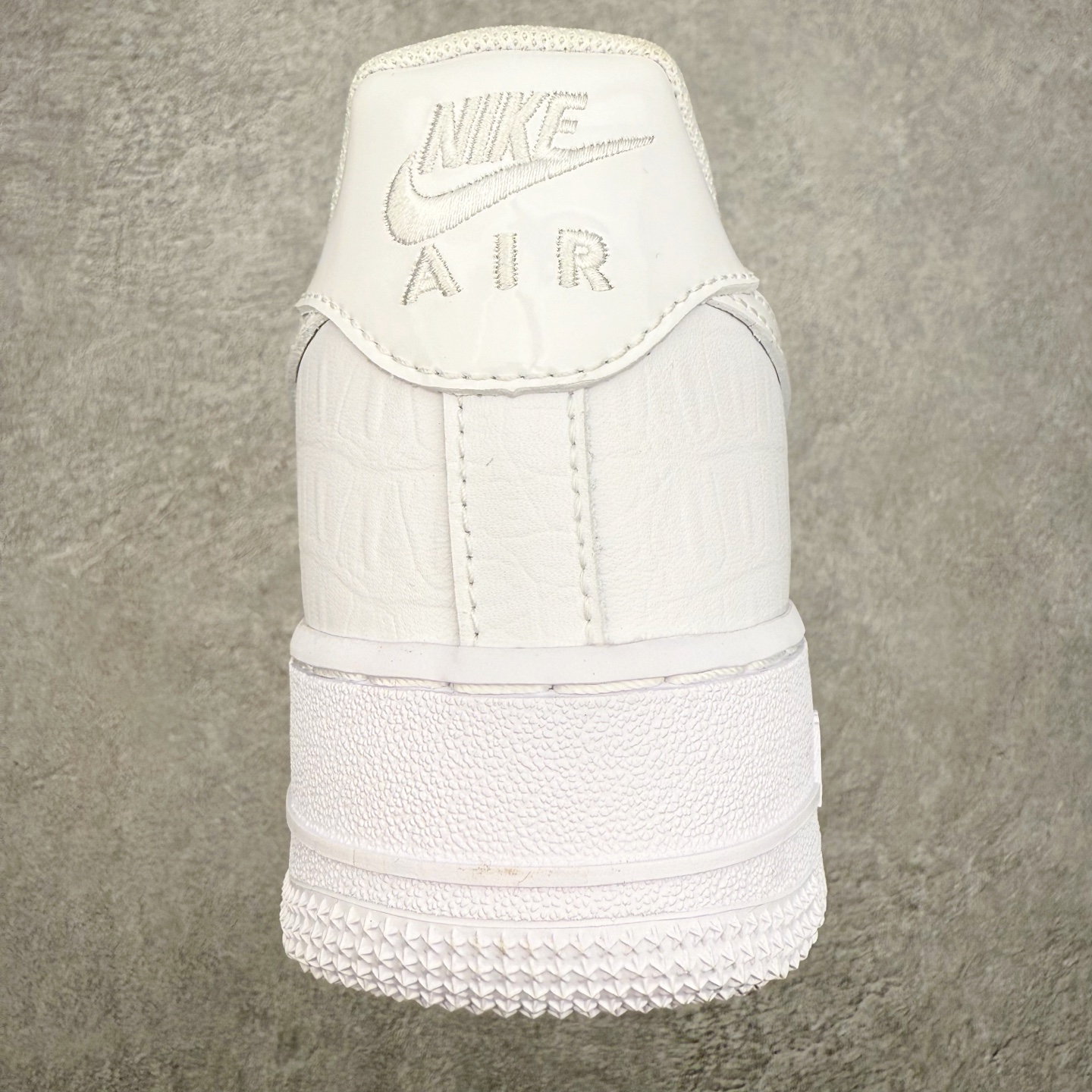 图片[8]-＃XT纯原 NK Air Force 1 Low 空军一号时尚舒适防滑耐磨低帮板鞋 HF2893-100 顶级批次 2022全新楦头鞋型 鱼鳞大底 历时开发三个月 清洁度完美 二维码鞋标 内置芯片及solo气垫 大底高度及其弧度依照正品 钢印 logo刺绣 鞋口弧度 鞋头长度 鞋面冲孔 鞋垫背胶及钢印 完美鞋型对比正品 每一处都是细节满满 柔软、弹性十足的缓震性能和出色的中底设计 横跨复古与现代的外型结合 造就出风靡全球 三十多年的Force 1 直到今天还深受青睐 实拍调校N版已经零色差零失真 百分百还原实物色彩所见即所得 不存在货不对板色差等低级问题 选购参考实物拍摄 不混卖不参货 只用心做好货严格选品 承诺混一赔十 尺码：36 36.5 37.5 38 38.5 39 40 40.5 41 42 42.5 43 44 44.5 45-选品中心