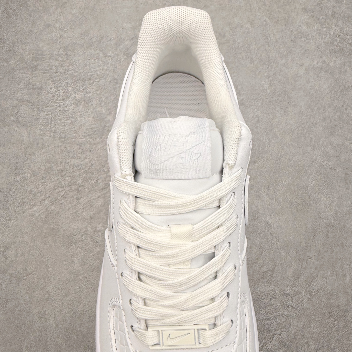 图片[5]-＃XT纯原 NK Air Force 1 Low 空军一号时尚舒适防滑耐磨低帮板鞋 HF2893-100 顶级批次 2022全新楦头鞋型 鱼鳞大底 历时开发三个月 清洁度完美 二维码鞋标 内置芯片及solo气垫 大底高度及其弧度依照正品 钢印 logo刺绣 鞋口弧度 鞋头长度 鞋面冲孔 鞋垫背胶及钢印 完美鞋型对比正品 每一处都是细节满满 柔软、弹性十足的缓震性能和出色的中底设计 横跨复古与现代的外型结合 造就出风靡全球 三十多年的Force 1 直到今天还深受青睐 实拍调校N版已经零色差零失真 百分百还原实物色彩所见即所得 不存在货不对板色差等低级问题 选购参考实物拍摄 不混卖不参货 只用心做好货严格选品 承诺混一赔十 尺码：36 36.5 37.5 38 38.5 39 40 40.5 41 42 42.5 43 44 44.5 45-选品中心