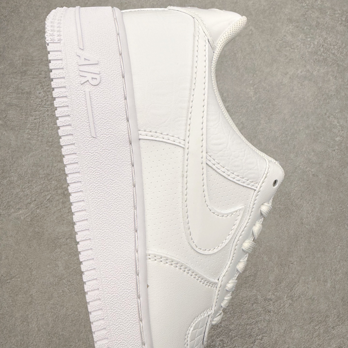 图片[6]-＃XT纯原 NK Air Force 1 Low 空军一号时尚舒适防滑耐磨低帮板鞋 HF2893-100 顶级批次 2022全新楦头鞋型 鱼鳞大底 历时开发三个月 清洁度完美 二维码鞋标 内置芯片及solo气垫 大底高度及其弧度依照正品 钢印 logo刺绣 鞋口弧度 鞋头长度 鞋面冲孔 鞋垫背胶及钢印 完美鞋型对比正品 每一处都是细节满满 柔软、弹性十足的缓震性能和出色的中底设计 横跨复古与现代的外型结合 造就出风靡全球 三十多年的Force 1 直到今天还深受青睐 实拍调校N版已经零色差零失真 百分百还原实物色彩所见即所得 不存在货不对板色差等低级问题 选购参考实物拍摄 不混卖不参货 只用心做好货严格选品 承诺混一赔十 尺码：36 36.5 37.5 38 38.5 39 40 40.5 41 42 42.5 43 44 44.5 45-选品中心