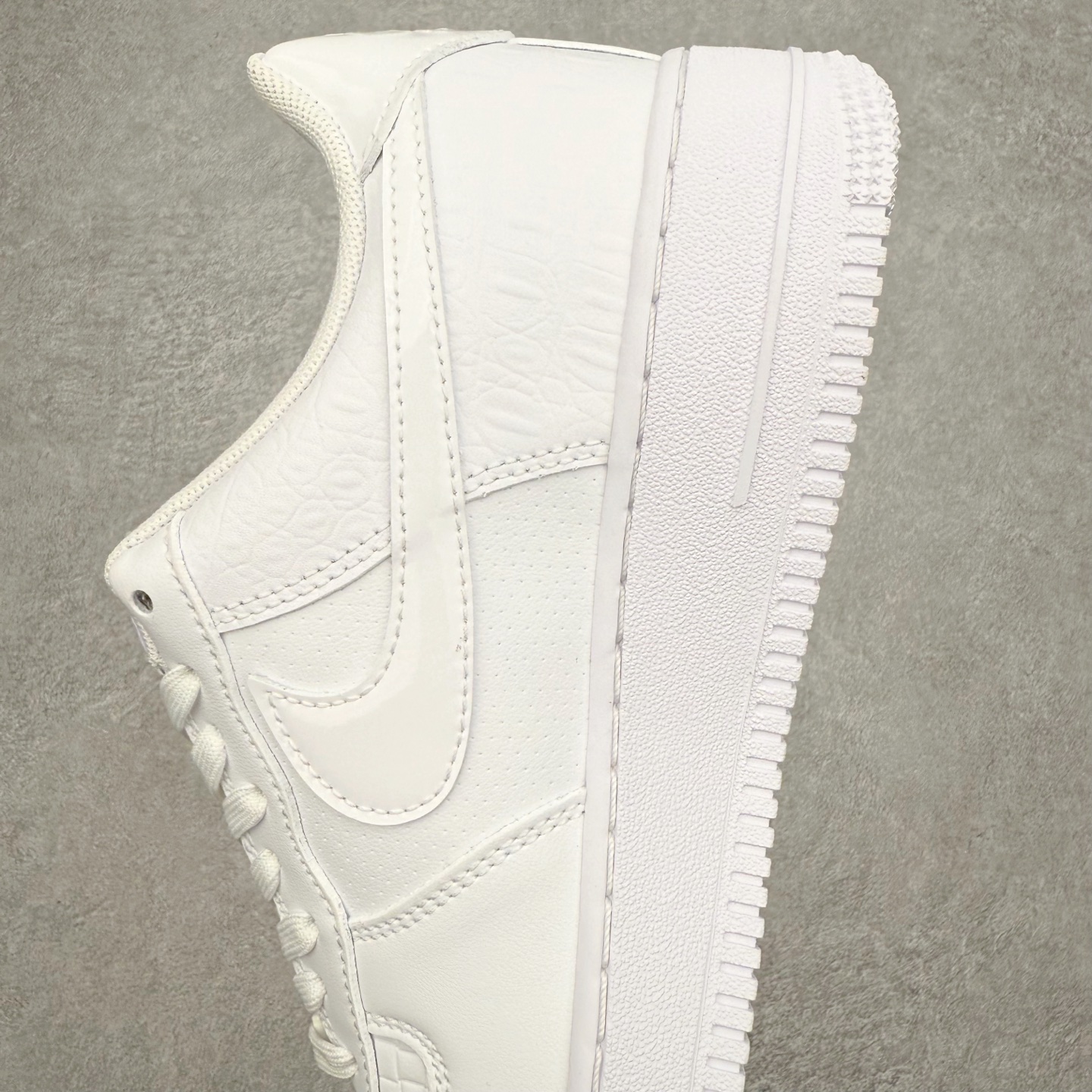 图片[7]-＃XT纯原 NK Air Force 1 Low 空军一号时尚舒适防滑耐磨低帮板鞋 HF2893-100 顶级批次 2022全新楦头鞋型 鱼鳞大底 历时开发三个月 清洁度完美 二维码鞋标 内置芯片及solo气垫 大底高度及其弧度依照正品 钢印 logo刺绣 鞋口弧度 鞋头长度 鞋面冲孔 鞋垫背胶及钢印 完美鞋型对比正品 每一处都是细节满满 柔软、弹性十足的缓震性能和出色的中底设计 横跨复古与现代的外型结合 造就出风靡全球 三十多年的Force 1 直到今天还深受青睐 实拍调校N版已经零色差零失真 百分百还原实物色彩所见即所得 不存在货不对板色差等低级问题 选购参考实物拍摄 不混卖不参货 只用心做好货严格选品 承诺混一赔十 尺码：36 36.5 37.5 38 38.5 39 40 40.5 41 42 42.5 43 44 44.5 45-选品中心