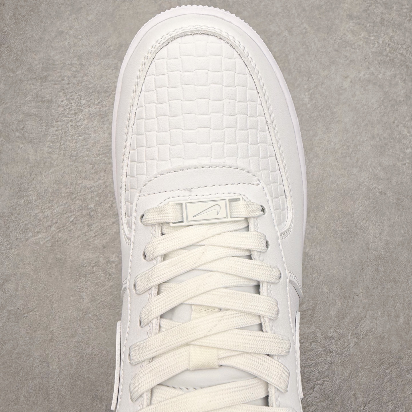 图片[4]-＃XT纯原 NK Air Force 1 Low 空军一号时尚舒适防滑耐磨低帮板鞋 HF2893-100 顶级批次 2022全新楦头鞋型 鱼鳞大底 历时开发三个月 清洁度完美 二维码鞋标 内置芯片及solo气垫 大底高度及其弧度依照正品 钢印 logo刺绣 鞋口弧度 鞋头长度 鞋面冲孔 鞋垫背胶及钢印 完美鞋型对比正品 每一处都是细节满满 柔软、弹性十足的缓震性能和出色的中底设计 横跨复古与现代的外型结合 造就出风靡全球 三十多年的Force 1 直到今天还深受青睐 实拍调校N版已经零色差零失真 百分百还原实物色彩所见即所得 不存在货不对板色差等低级问题 选购参考实物拍摄 不混卖不参货 只用心做好货严格选品 承诺混一赔十 尺码：36 36.5 37.5 38 38.5 39 40 40.5 41 42 42.5 43 44 44.5 45-选品中心