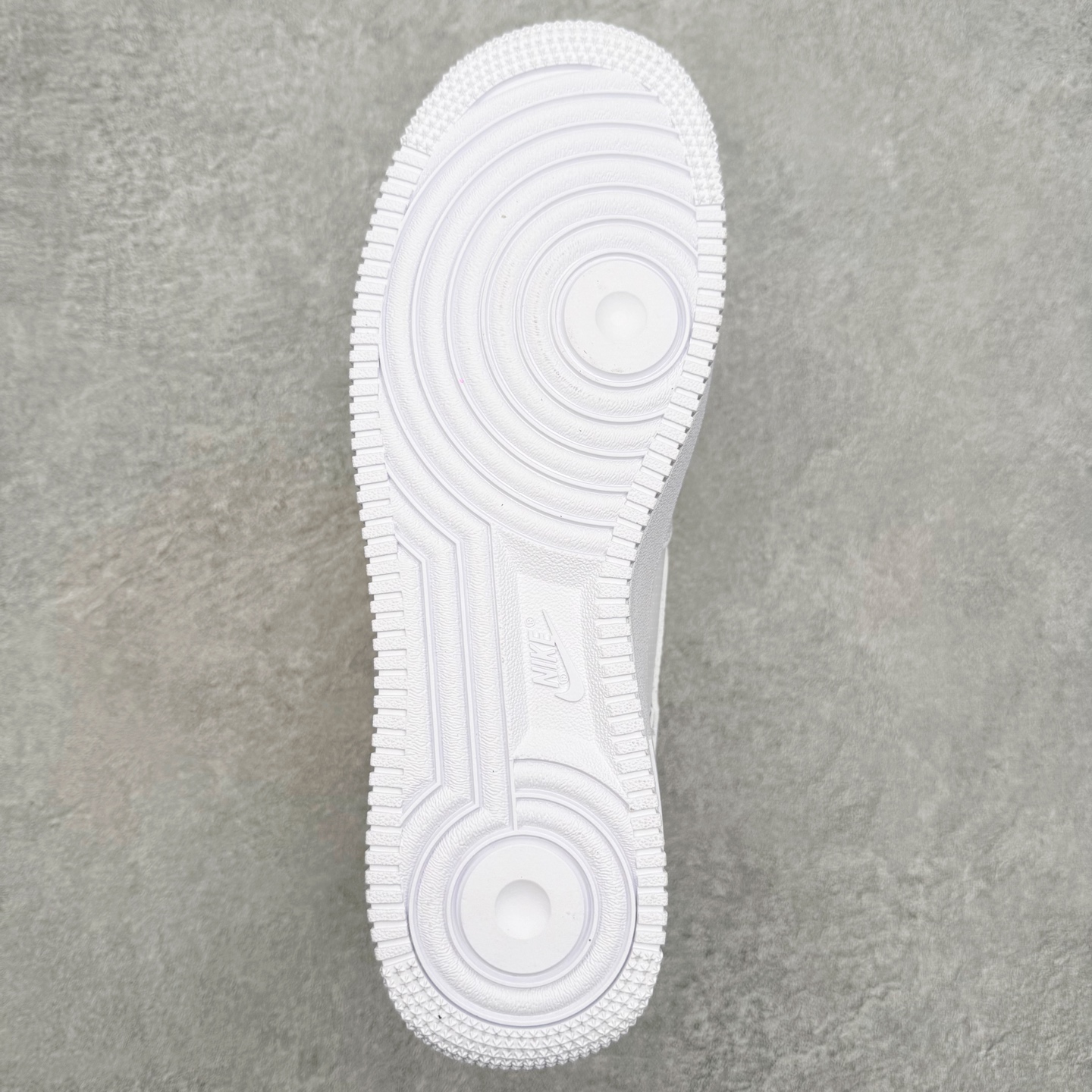 图片[9]-＃XT纯原 NK Air Force 1 Low 空军一号时尚舒适防滑耐磨低帮板鞋 HF2893-100 顶级批次 2022全新楦头鞋型 鱼鳞大底 历时开发三个月 清洁度完美 二维码鞋标 内置芯片及solo气垫 大底高度及其弧度依照正品 钢印 logo刺绣 鞋口弧度 鞋头长度 鞋面冲孔 鞋垫背胶及钢印 完美鞋型对比正品 每一处都是细节满满 柔软、弹性十足的缓震性能和出色的中底设计 横跨复古与现代的外型结合 造就出风靡全球 三十多年的Force 1 直到今天还深受青睐 实拍调校N版已经零色差零失真 百分百还原实物色彩所见即所得 不存在货不对板色差等低级问题 选购参考实物拍摄 不混卖不参货 只用心做好货严格选品 承诺混一赔十 尺码：36 36.5 37.5 38 38.5 39 40 40.5 41 42 42.5 43 44 44.5 45-选品中心