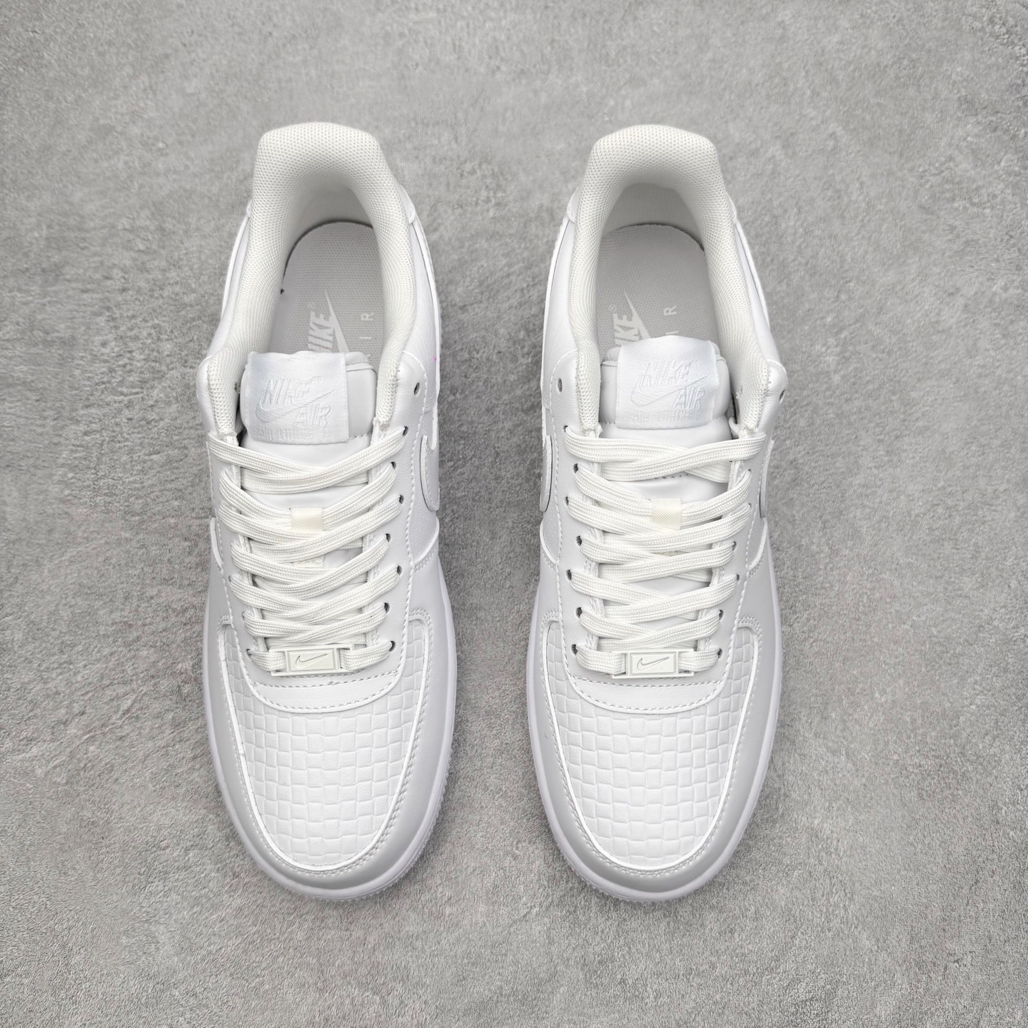 图片[2]-＃XT纯原 NK Air Force 1 Low 空军一号时尚舒适防滑耐磨低帮板鞋 HF2893-100 顶级批次 2022全新楦头鞋型 鱼鳞大底 历时开发三个月 清洁度完美 二维码鞋标 内置芯片及solo气垫 大底高度及其弧度依照正品 钢印 logo刺绣 鞋口弧度 鞋头长度 鞋面冲孔 鞋垫背胶及钢印 完美鞋型对比正品 每一处都是细节满满 柔软、弹性十足的缓震性能和出色的中底设计 横跨复古与现代的外型结合 造就出风靡全球 三十多年的Force 1 直到今天还深受青睐 实拍调校N版已经零色差零失真 百分百还原实物色彩所见即所得 不存在货不对板色差等低级问题 选购参考实物拍摄 不混卖不参货 只用心做好货严格选品 承诺混一赔十 尺码：36 36.5 37.5 38 38.5 39 40 40.5 41 42 42.5 43 44 44.5 45-选品中心