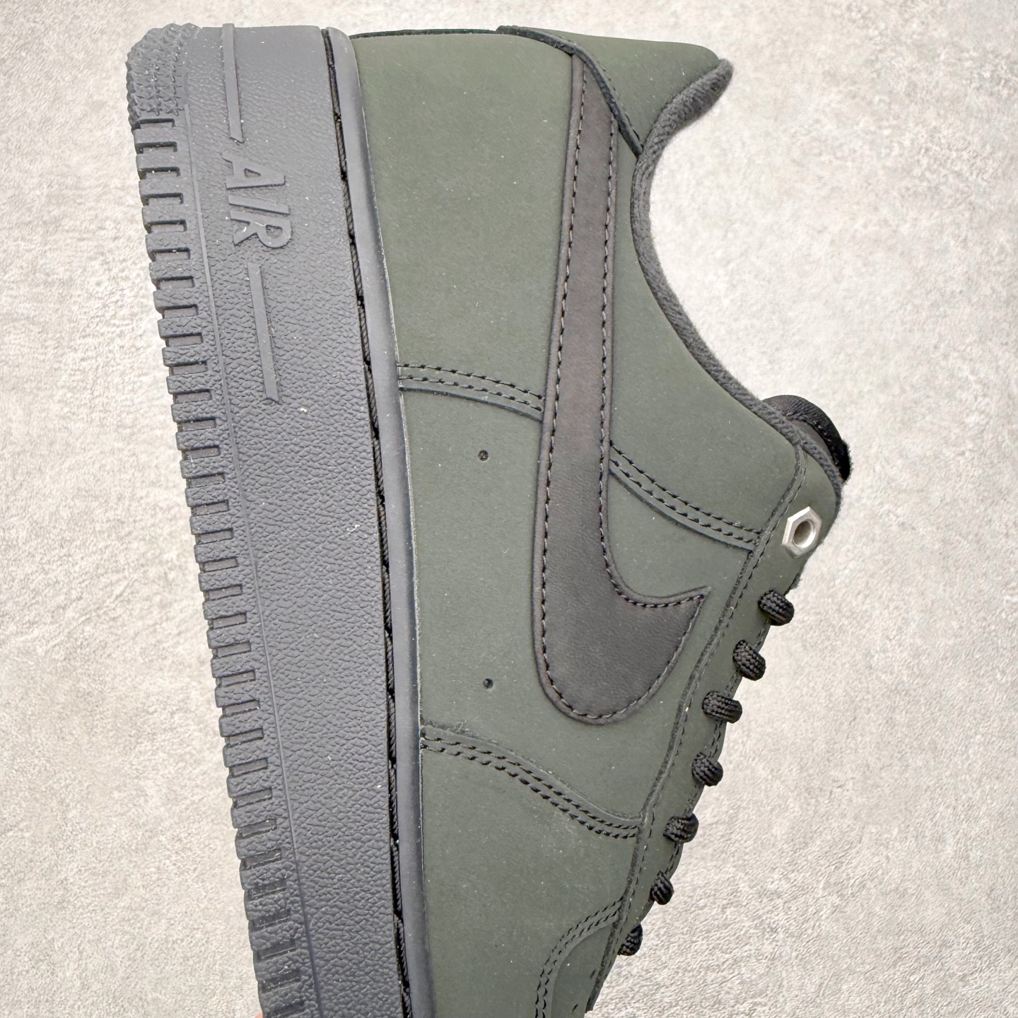 图片[6]-＃XT纯原 NK Air Force 1 Low 空军一号时尚舒适防滑耐磨低帮板鞋 CJ9179-001 顶级批次 2022全新楦头鞋型 鱼鳞大底 历时开发三个月 清洁度完美 二维码鞋标 内置芯片及solo气垫 大底高度及其弧度依照正品 钢印 logo刺绣 鞋口弧度 鞋头长度 鞋面冲孔 鞋垫背胶及钢印 完美鞋型对比正品 每一处都是细节满满 柔软、弹性十足的缓震性能和出色的中底设计 横跨复古与现代的外型结合 造就出风靡全球 三十多年的Force 1 直到今天还深受青睐 实拍调校N版已经零色差零失真 百分百还原实物色彩所见即所得 不存在货不对板色差等低级问题 选购参考实物拍摄 不混卖不参货 只用心做好货严格选品 承诺混一赔十 尺码：36 36.5 37.5 38 38.5 39 40 40.5 41 42 42.5 43 44 44.5 45-选品中心