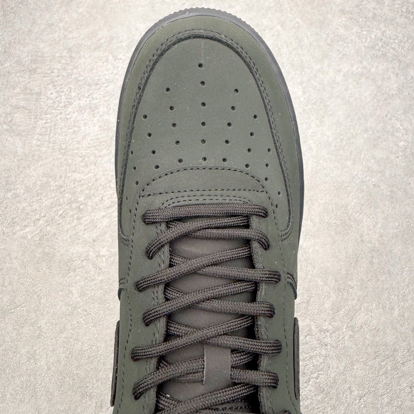 图片[4]-＃XT纯原 NK Air Force 1 Low 空军一号时尚舒适防滑耐磨低帮板鞋 CJ9179-001 顶级批次 2022全新楦头鞋型 鱼鳞大底 历时开发三个月 清洁度完美 二维码鞋标 内置芯片及solo气垫 大底高度及其弧度依照正品 钢印 logo刺绣 鞋口弧度 鞋头长度 鞋面冲孔 鞋垫背胶及钢印 完美鞋型对比正品 每一处都是细节满满 柔软、弹性十足的缓震性能和出色的中底设计 横跨复古与现代的外型结合 造就出风靡全球 三十多年的Force 1 直到今天还深受青睐 实拍调校N版已经零色差零失真 百分百还原实物色彩所见即所得 不存在货不对板色差等低级问题 选购参考实物拍摄 不混卖不参货 只用心做好货严格选品 承诺混一赔十 尺码：36 36.5 37.5 38 38.5 39 40 40.5 41 42 42.5 43 44 44.5 45-选品中心