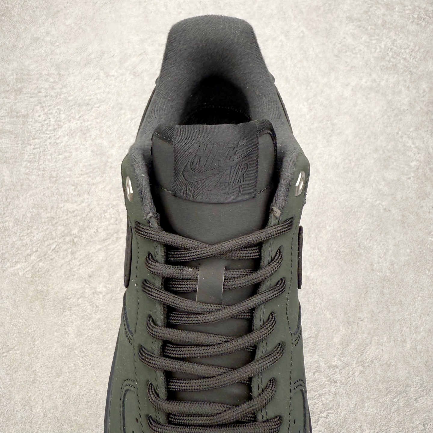 图片[5]-＃XT纯原 NK Air Force 1 Low 空军一号时尚舒适防滑耐磨低帮板鞋 CJ9179-001 顶级批次 2022全新楦头鞋型 鱼鳞大底 历时开发三个月 清洁度完美 二维码鞋标 内置芯片及solo气垫 大底高度及其弧度依照正品 钢印 logo刺绣 鞋口弧度 鞋头长度 鞋面冲孔 鞋垫背胶及钢印 完美鞋型对比正品 每一处都是细节满满 柔软、弹性十足的缓震性能和出色的中底设计 横跨复古与现代的外型结合 造就出风靡全球 三十多年的Force 1 直到今天还深受青睐 实拍调校N版已经零色差零失真 百分百还原实物色彩所见即所得 不存在货不对板色差等低级问题 选购参考实物拍摄 不混卖不参货 只用心做好货严格选品 承诺混一赔十 尺码：36 36.5 37.5 38 38.5 39 40 40.5 41 42 42.5 43 44 44.5 45-选品中心