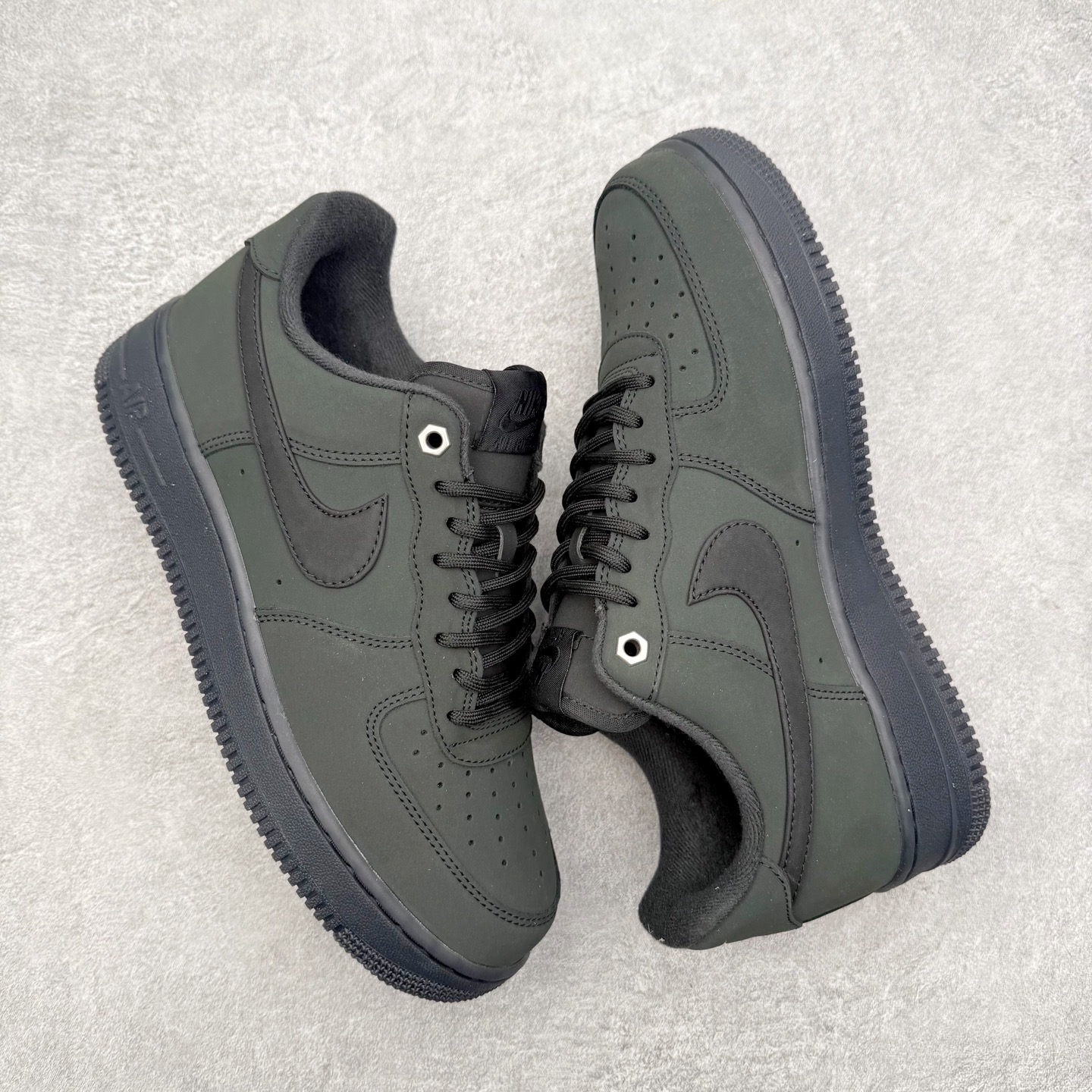 图片[3]-＃XT纯原 NK Air Force 1 Low 空军一号时尚舒适防滑耐磨低帮板鞋 CJ9179-001 顶级批次 2022全新楦头鞋型 鱼鳞大底 历时开发三个月 清洁度完美 二维码鞋标 内置芯片及solo气垫 大底高度及其弧度依照正品 钢印 logo刺绣 鞋口弧度 鞋头长度 鞋面冲孔 鞋垫背胶及钢印 完美鞋型对比正品 每一处都是细节满满 柔软、弹性十足的缓震性能和出色的中底设计 横跨复古与现代的外型结合 造就出风靡全球 三十多年的Force 1 直到今天还深受青睐 实拍调校N版已经零色差零失真 百分百还原实物色彩所见即所得 不存在货不对板色差等低级问题 选购参考实物拍摄 不混卖不参货 只用心做好货严格选品 承诺混一赔十 尺码：36 36.5 37.5 38 38.5 39 40 40.5 41 42 42.5 43 44 44.5 45-选品中心