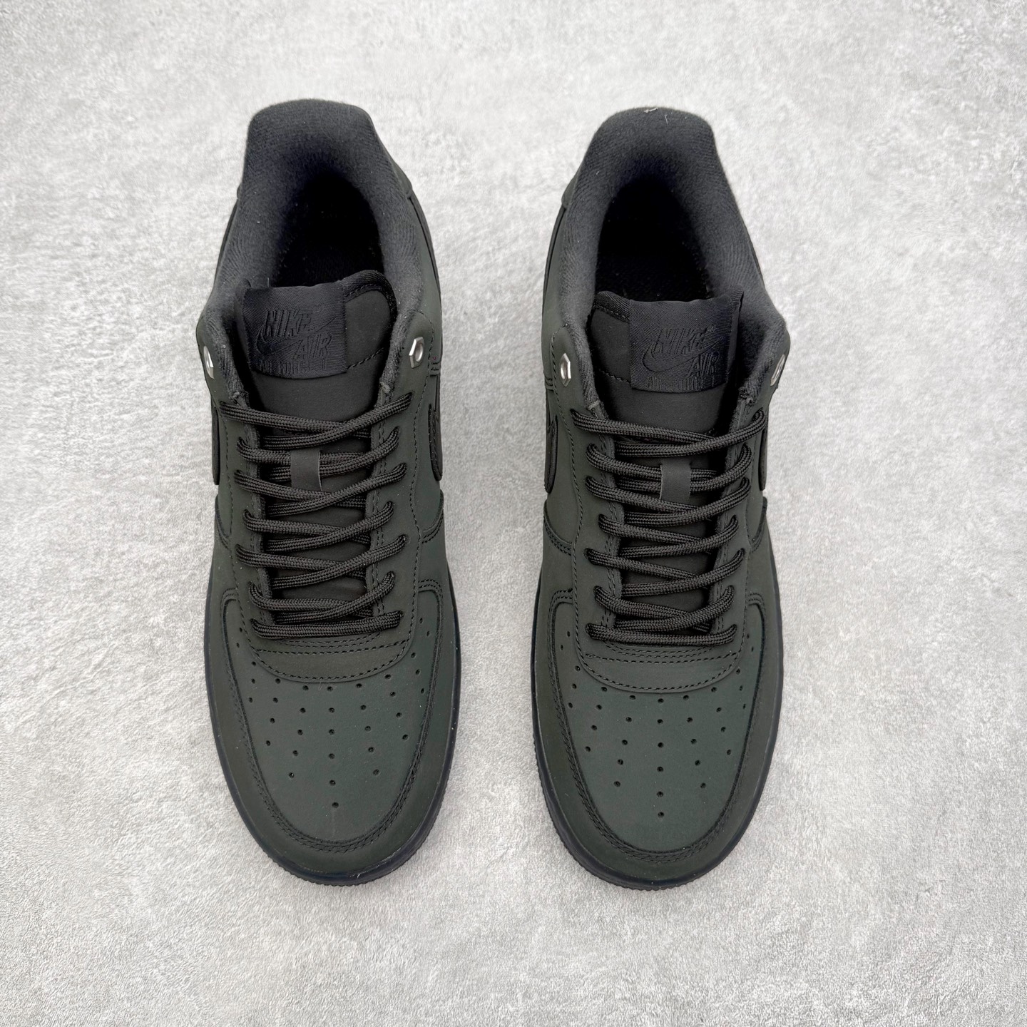 图片[2]-＃XT纯原 NK Air Force 1 Low 空军一号时尚舒适防滑耐磨低帮板鞋 CJ9179-001 顶级批次 2022全新楦头鞋型 鱼鳞大底 历时开发三个月 清洁度完美 二维码鞋标 内置芯片及solo气垫 大底高度及其弧度依照正品 钢印 logo刺绣 鞋口弧度 鞋头长度 鞋面冲孔 鞋垫背胶及钢印 完美鞋型对比正品 每一处都是细节满满 柔软、弹性十足的缓震性能和出色的中底设计 横跨复古与现代的外型结合 造就出风靡全球 三十多年的Force 1 直到今天还深受青睐 实拍调校N版已经零色差零失真 百分百还原实物色彩所见即所得 不存在货不对板色差等低级问题 选购参考实物拍摄 不混卖不参货 只用心做好货严格选品 承诺混一赔十 尺码：36 36.5 37.5 38 38.5 39 40 40.5 41 42 42.5 43 44 44.5 45-选品中心