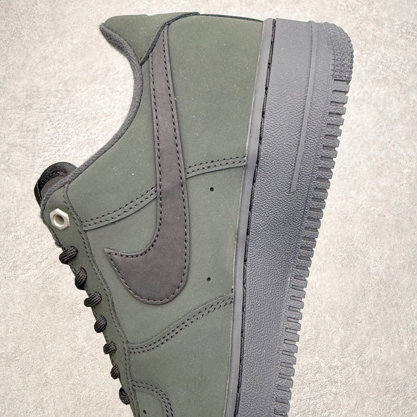 图片[7]-＃XT纯原 NK Air Force 1 Low 空军一号时尚舒适防滑耐磨低帮板鞋 CJ9179-001 顶级批次 2022全新楦头鞋型 鱼鳞大底 历时开发三个月 清洁度完美 二维码鞋标 内置芯片及solo气垫 大底高度及其弧度依照正品 钢印 logo刺绣 鞋口弧度 鞋头长度 鞋面冲孔 鞋垫背胶及钢印 完美鞋型对比正品 每一处都是细节满满 柔软、弹性十足的缓震性能和出色的中底设计 横跨复古与现代的外型结合 造就出风靡全球 三十多年的Force 1 直到今天还深受青睐 实拍调校N版已经零色差零失真 百分百还原实物色彩所见即所得 不存在货不对板色差等低级问题 选购参考实物拍摄 不混卖不参货 只用心做好货严格选品 承诺混一赔十 尺码：36 36.5 37.5 38 38.5 39 40 40.5 41 42 42.5 43 44 44.5 45-选品中心