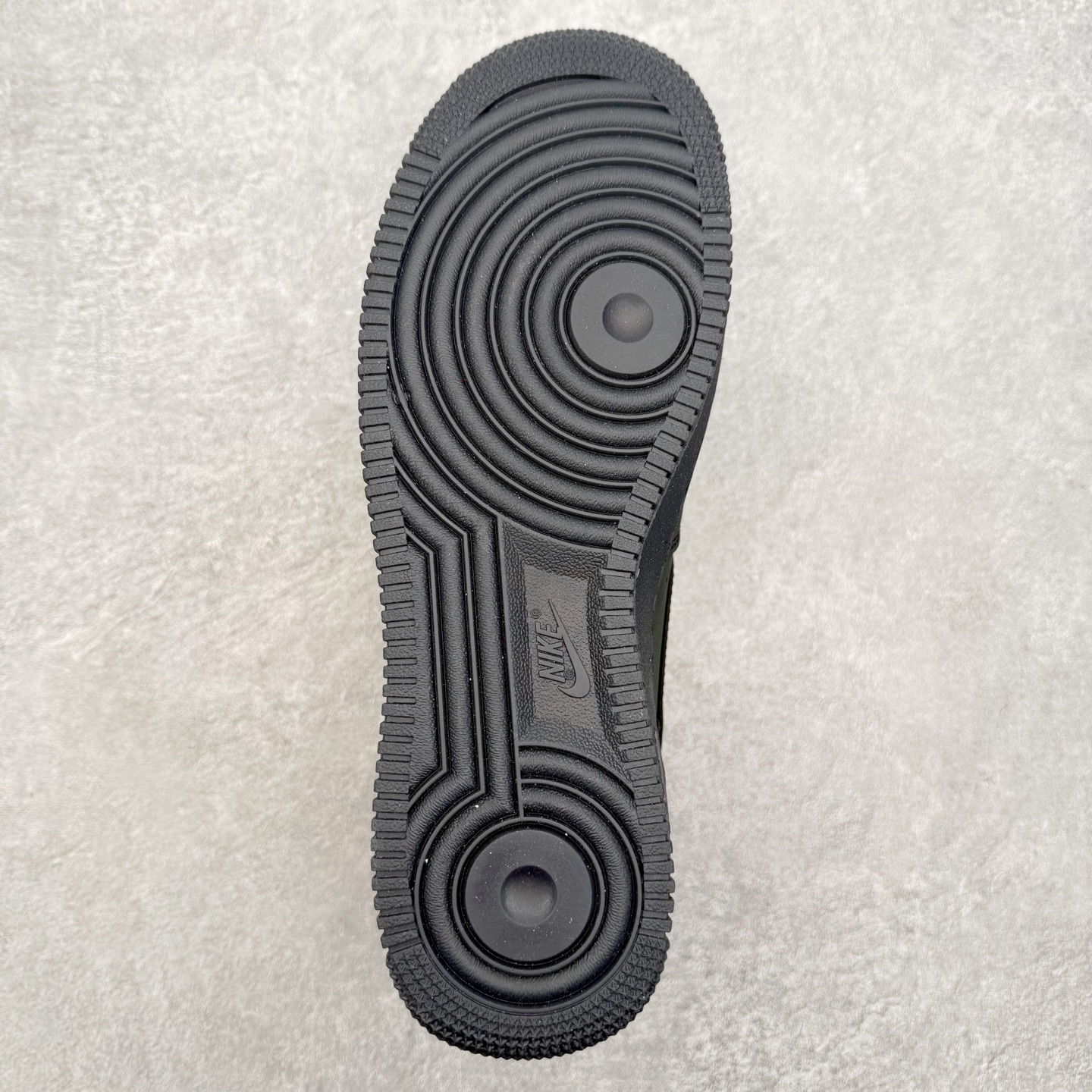 图片[9]-＃XT纯原 NK Air Force 1 Low 空军一号时尚舒适防滑耐磨低帮板鞋 CJ9179-001 顶级批次 2022全新楦头鞋型 鱼鳞大底 历时开发三个月 清洁度完美 二维码鞋标 内置芯片及solo气垫 大底高度及其弧度依照正品 钢印 logo刺绣 鞋口弧度 鞋头长度 鞋面冲孔 鞋垫背胶及钢印 完美鞋型对比正品 每一处都是细节满满 柔软、弹性十足的缓震性能和出色的中底设计 横跨复古与现代的外型结合 造就出风靡全球 三十多年的Force 1 直到今天还深受青睐 实拍调校N版已经零色差零失真 百分百还原实物色彩所见即所得 不存在货不对板色差等低级问题 选购参考实物拍摄 不混卖不参货 只用心做好货严格选品 承诺混一赔十 尺码：36 36.5 37.5 38 38.5 39 40 40.5 41 42 42.5 43 44 44.5 45-选品中心