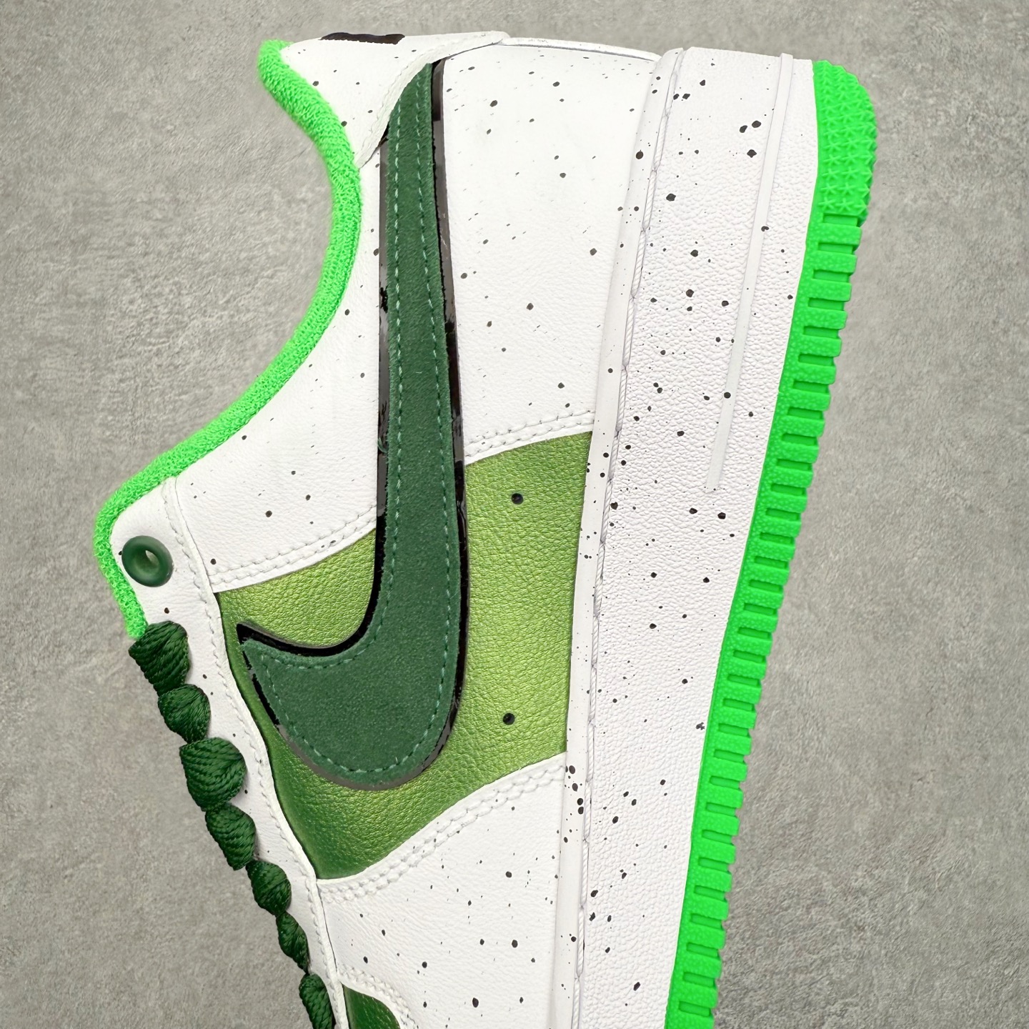 图片[7]-＃XT纯原 NK Air Force 1 Low 空军一号时尚舒适防滑耐磨低帮板鞋 IU7613-100 顶级批次 2022全新楦头鞋型 鱼鳞大底 历时开发三个月 清洁度完美 二维码鞋标 内置芯片及solo气垫 大底高度及其弧度依照正品 钢印 logo刺绣 鞋口弧度 鞋头长度 鞋面冲孔 鞋垫背胶及钢印 完美鞋型对比正品 每一处都是细节满满 柔软、弹性十足的缓震性能和出色的中底设计 横跨复古与现代的外型结合 造就出风靡全球 三十多年的Force 1 直到今天还深受青睐 实拍调校N版已经零色差零失真 百分百还原实物色彩所见即所得 不存在货不对板色差等低级问题 选购参考实物拍摄 不混卖不参货 只用心做好货严格选品 承诺混一赔十 尺码：36 36.5 37.5 38 38.5 39 40 40.5 41 42 42.5 43 44 44.5 45-选品中心