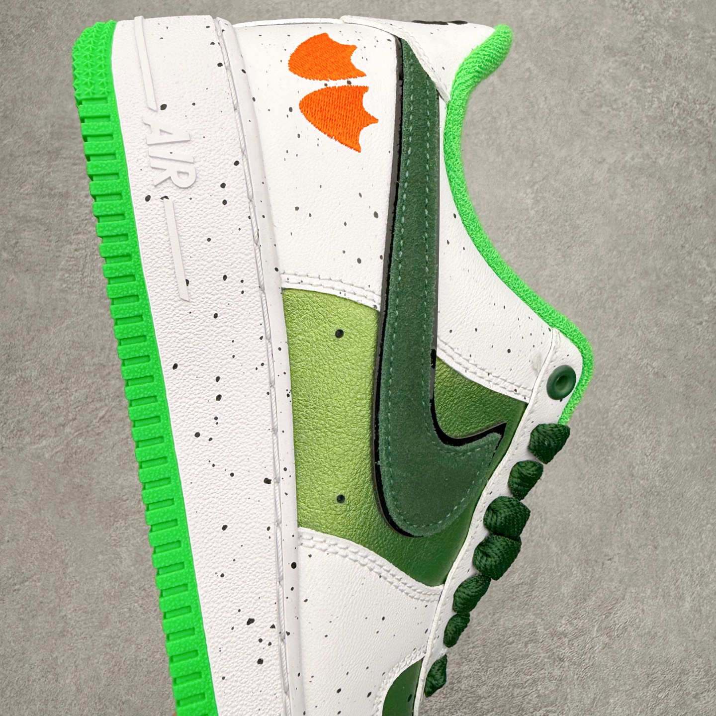 图片[6]-＃XT纯原 NK Air Force 1 Low 空军一号时尚舒适防滑耐磨低帮板鞋 IU7613-100 顶级批次 2022全新楦头鞋型 鱼鳞大底 历时开发三个月 清洁度完美 二维码鞋标 内置芯片及solo气垫 大底高度及其弧度依照正品 钢印 logo刺绣 鞋口弧度 鞋头长度 鞋面冲孔 鞋垫背胶及钢印 完美鞋型对比正品 每一处都是细节满满 柔软、弹性十足的缓震性能和出色的中底设计 横跨复古与现代的外型结合 造就出风靡全球 三十多年的Force 1 直到今天还深受青睐 实拍调校N版已经零色差零失真 百分百还原实物色彩所见即所得 不存在货不对板色差等低级问题 选购参考实物拍摄 不混卖不参货 只用心做好货严格选品 承诺混一赔十 尺码：36 36.5 37.5 38 38.5 39 40 40.5 41 42 42.5 43 44 44.5 45-选品中心