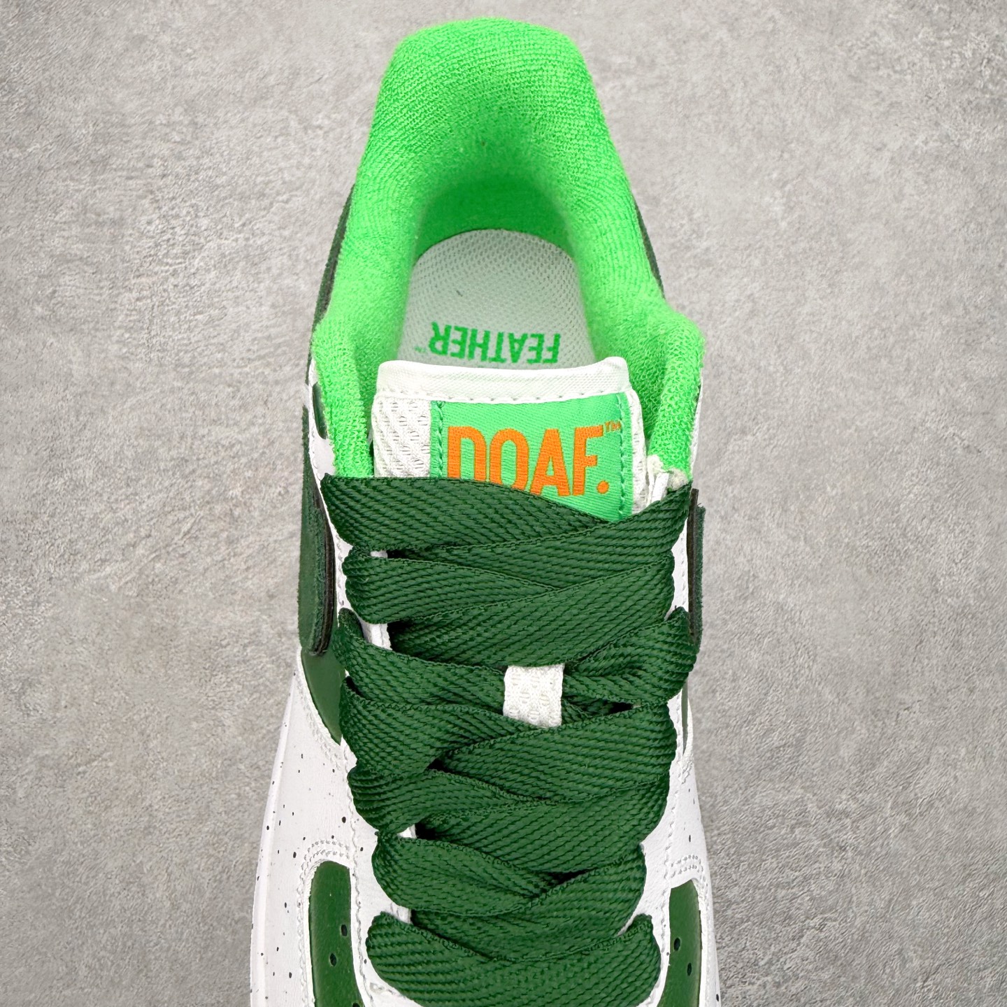 图片[5]-＃XT纯原 NK Air Force 1 Low 空军一号时尚舒适防滑耐磨低帮板鞋 IU7613-100 顶级批次 2022全新楦头鞋型 鱼鳞大底 历时开发三个月 清洁度完美 二维码鞋标 内置芯片及solo气垫 大底高度及其弧度依照正品 钢印 logo刺绣 鞋口弧度 鞋头长度 鞋面冲孔 鞋垫背胶及钢印 完美鞋型对比正品 每一处都是细节满满 柔软、弹性十足的缓震性能和出色的中底设计 横跨复古与现代的外型结合 造就出风靡全球 三十多年的Force 1 直到今天还深受青睐 实拍调校N版已经零色差零失真 百分百还原实物色彩所见即所得 不存在货不对板色差等低级问题 选购参考实物拍摄 不混卖不参货 只用心做好货严格选品 承诺混一赔十 尺码：36 36.5 37.5 38 38.5 39 40 40.5 41 42 42.5 43 44 44.5 45-选品中心