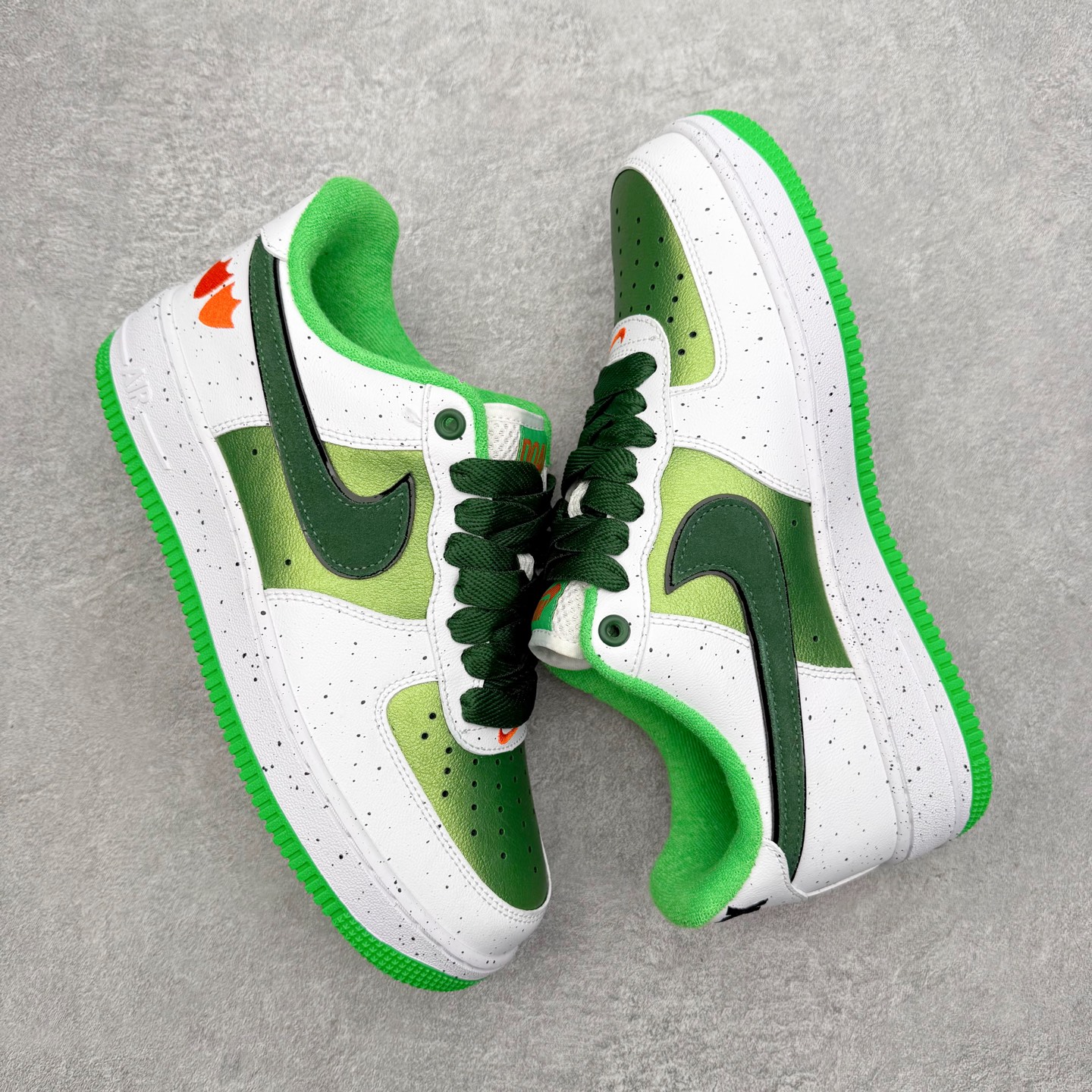 图片[3]-＃XT纯原 NK Air Force 1 Low 空军一号时尚舒适防滑耐磨低帮板鞋 IU7613-100 顶级批次 2022全新楦头鞋型 鱼鳞大底 历时开发三个月 清洁度完美 二维码鞋标 内置芯片及solo气垫 大底高度及其弧度依照正品 钢印 logo刺绣 鞋口弧度 鞋头长度 鞋面冲孔 鞋垫背胶及钢印 完美鞋型对比正品 每一处都是细节满满 柔软、弹性十足的缓震性能和出色的中底设计 横跨复古与现代的外型结合 造就出风靡全球 三十多年的Force 1 直到今天还深受青睐 实拍调校N版已经零色差零失真 百分百还原实物色彩所见即所得 不存在货不对板色差等低级问题 选购参考实物拍摄 不混卖不参货 只用心做好货严格选品 承诺混一赔十 尺码：36 36.5 37.5 38 38.5 39 40 40.5 41 42 42.5 43 44 44.5 45-选品中心