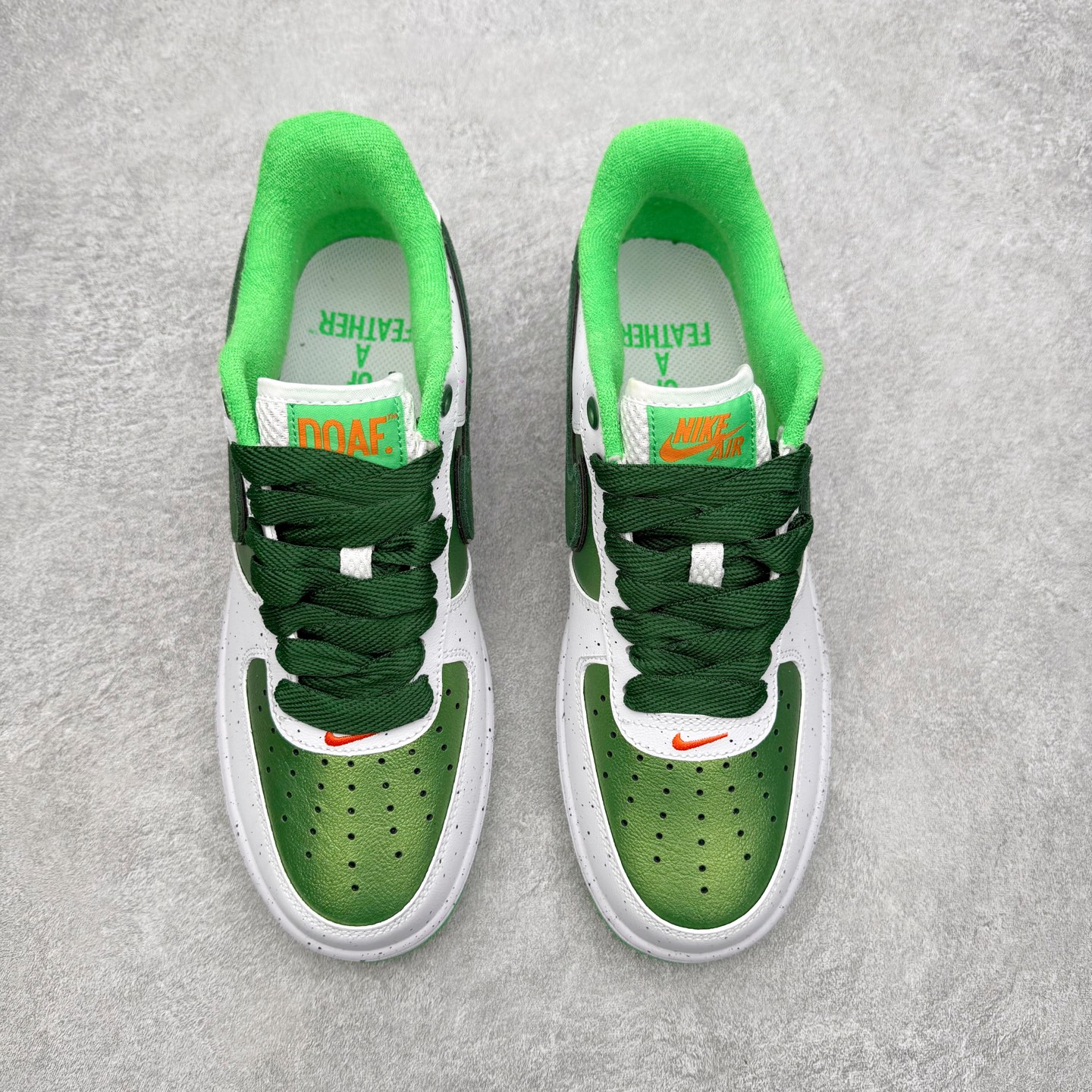 图片[2]-＃XT纯原 NK Air Force 1 Low 空军一号时尚舒适防滑耐磨低帮板鞋 IU7613-100 顶级批次 2022全新楦头鞋型 鱼鳞大底 历时开发三个月 清洁度完美 二维码鞋标 内置芯片及solo气垫 大底高度及其弧度依照正品 钢印 logo刺绣 鞋口弧度 鞋头长度 鞋面冲孔 鞋垫背胶及钢印 完美鞋型对比正品 每一处都是细节满满 柔软、弹性十足的缓震性能和出色的中底设计 横跨复古与现代的外型结合 造就出风靡全球 三十多年的Force 1 直到今天还深受青睐 实拍调校N版已经零色差零失真 百分百还原实物色彩所见即所得 不存在货不对板色差等低级问题 选购参考实物拍摄 不混卖不参货 只用心做好货严格选品 承诺混一赔十 尺码：36 36.5 37.5 38 38.5 39 40 40.5 41 42 42.5 43 44 44.5 45-选品中心