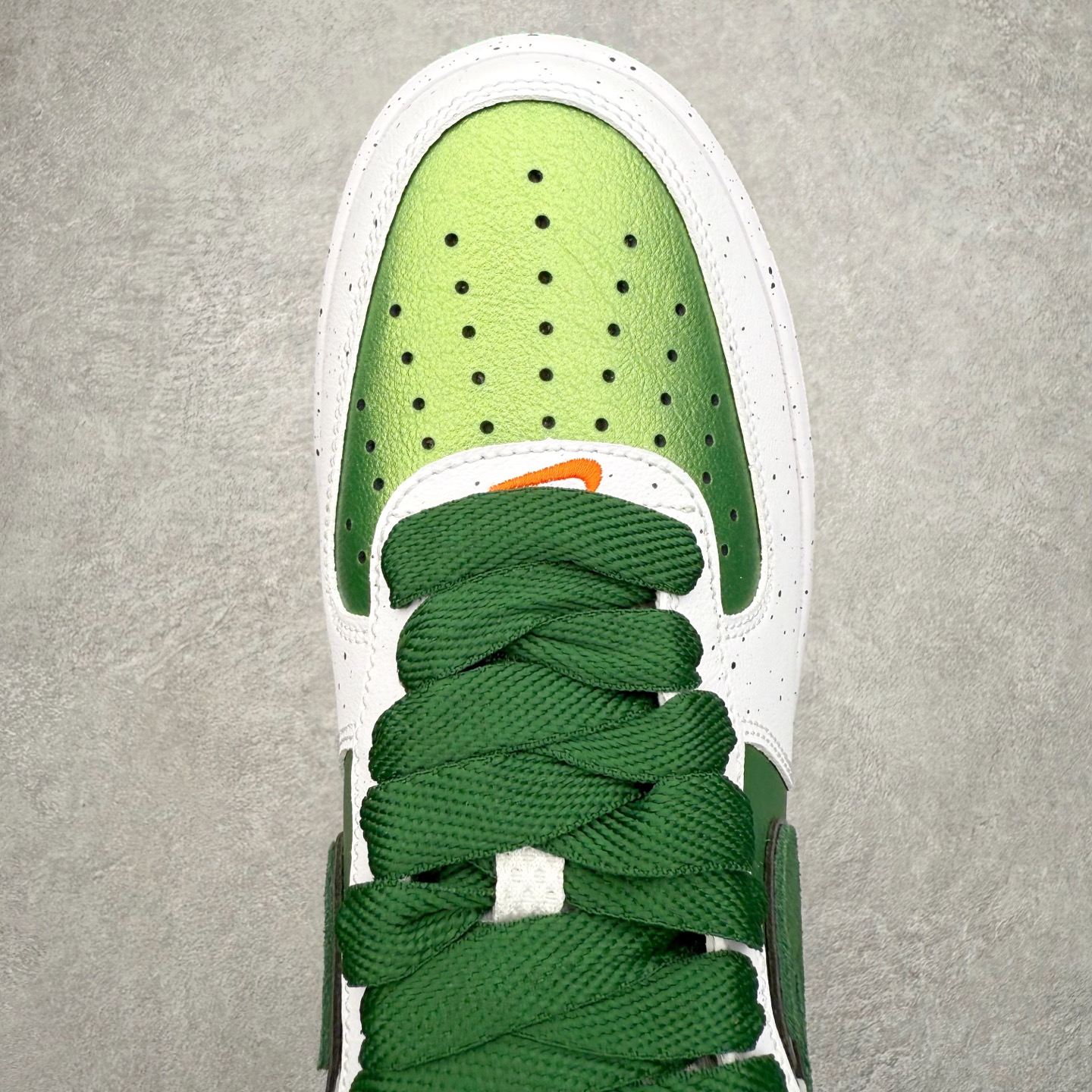 图片[4]-＃XT纯原 NK Air Force 1 Low 空军一号时尚舒适防滑耐磨低帮板鞋 IU7613-100 顶级批次 2022全新楦头鞋型 鱼鳞大底 历时开发三个月 清洁度完美 二维码鞋标 内置芯片及solo气垫 大底高度及其弧度依照正品 钢印 logo刺绣 鞋口弧度 鞋头长度 鞋面冲孔 鞋垫背胶及钢印 完美鞋型对比正品 每一处都是细节满满 柔软、弹性十足的缓震性能和出色的中底设计 横跨复古与现代的外型结合 造就出风靡全球 三十多年的Force 1 直到今天还深受青睐 实拍调校N版已经零色差零失真 百分百还原实物色彩所见即所得 不存在货不对板色差等低级问题 选购参考实物拍摄 不混卖不参货 只用心做好货严格选品 承诺混一赔十 尺码：36 36.5 37.5 38 38.5 39 40 40.5 41 42 42.5 43 44 44.5 45-选品中心