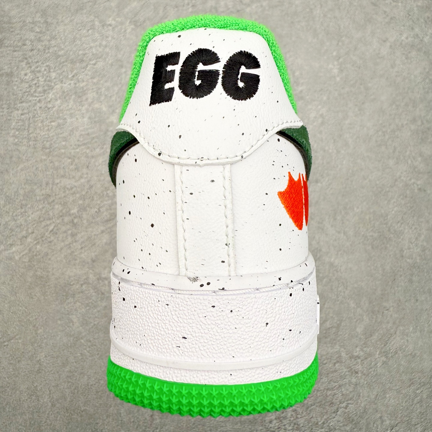 图片[8]-＃XT纯原 NK Air Force 1 Low 空军一号时尚舒适防滑耐磨低帮板鞋 IU7613-100 顶级批次 2022全新楦头鞋型 鱼鳞大底 历时开发三个月 清洁度完美 二维码鞋标 内置芯片及solo气垫 大底高度及其弧度依照正品 钢印 logo刺绣 鞋口弧度 鞋头长度 鞋面冲孔 鞋垫背胶及钢印 完美鞋型对比正品 每一处都是细节满满 柔软、弹性十足的缓震性能和出色的中底设计 横跨复古与现代的外型结合 造就出风靡全球 三十多年的Force 1 直到今天还深受青睐 实拍调校N版已经零色差零失真 百分百还原实物色彩所见即所得 不存在货不对板色差等低级问题 选购参考实物拍摄 不混卖不参货 只用心做好货严格选品 承诺混一赔十 尺码：36 36.5 37.5 38 38.5 39 40 40.5 41 42 42.5 43 44 44.5 45-选品中心