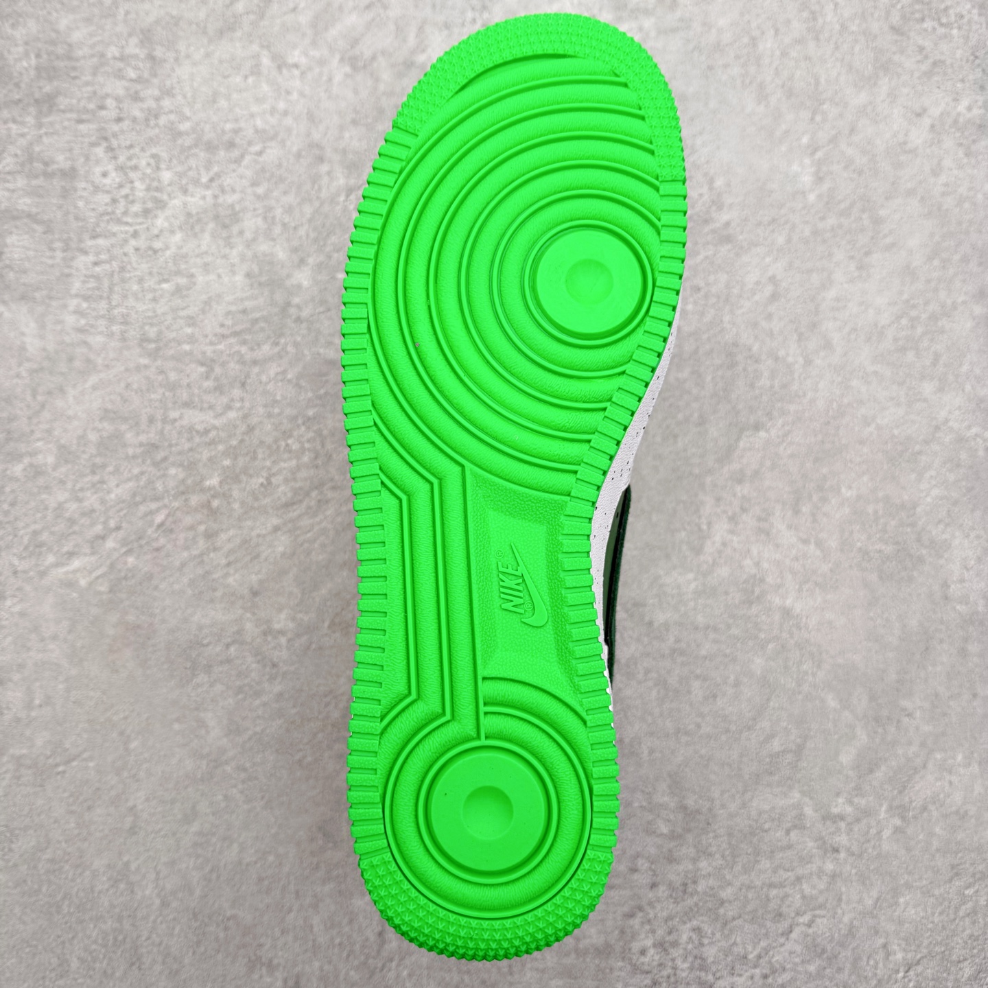 图片[9]-＃XT纯原 NK Air Force 1 Low 空军一号时尚舒适防滑耐磨低帮板鞋 IU7613-100 顶级批次 2022全新楦头鞋型 鱼鳞大底 历时开发三个月 清洁度完美 二维码鞋标 内置芯片及solo气垫 大底高度及其弧度依照正品 钢印 logo刺绣 鞋口弧度 鞋头长度 鞋面冲孔 鞋垫背胶及钢印 完美鞋型对比正品 每一处都是细节满满 柔软、弹性十足的缓震性能和出色的中底设计 横跨复古与现代的外型结合 造就出风靡全球 三十多年的Force 1 直到今天还深受青睐 实拍调校N版已经零色差零失真 百分百还原实物色彩所见即所得 不存在货不对板色差等低级问题 选购参考实物拍摄 不混卖不参货 只用心做好货严格选品 承诺混一赔十 尺码：36 36.5 37.5 38 38.5 39 40 40.5 41 42 42.5 43 44 44.5 45-选品中心