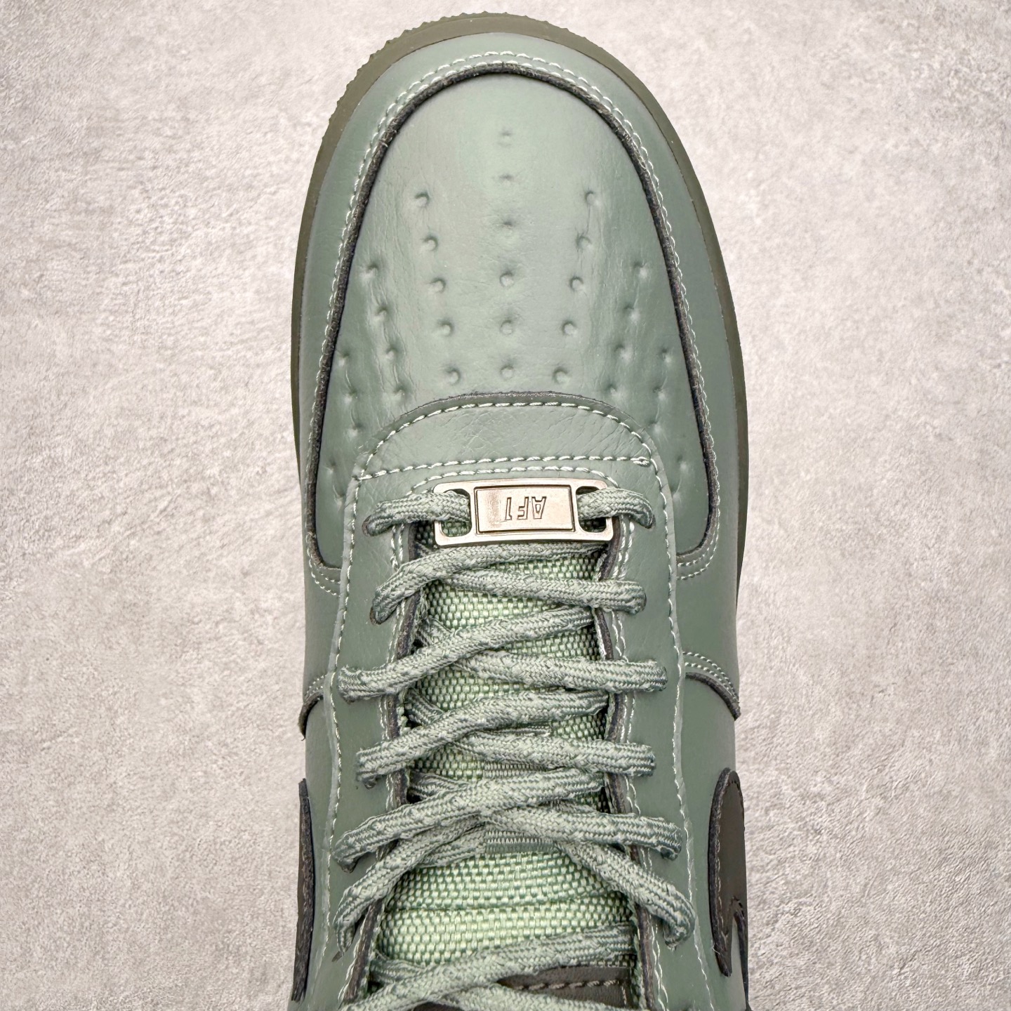 图片[4]-＃XT纯原 NK Air Force 1 Low 空军一号时尚舒适防滑耐磨低帮板鞋 HV5953-300 顶级批次 2022全新楦头鞋型 鱼鳞大底 历时开发三个月 清洁度完美 二维码鞋标 内置芯片及solo气垫 大底高度及其弧度依照正品 钢印 logo刺绣 鞋口弧度 鞋头长度 鞋面冲孔 鞋垫背胶及钢印 完美鞋型对比正品 每一处都是细节满满 柔软、弹性十足的缓震性能和出色的中底设计 横跨复古与现代的外型结合 造就出风靡全球 三十多年的Force 1 直到今天还深受青睐 实拍调校N版已经零色差零失真 百分百还原实物色彩所见即所得 不存在货不对板色差等低级问题 选购参考实物拍摄 不混卖不参货 只用心做好货严格选品 承诺混一赔十 尺码：36 36.5 37.5 38 38.5 39 40 40.5 41 42 42.5 43 44 44.5 45-选品中心