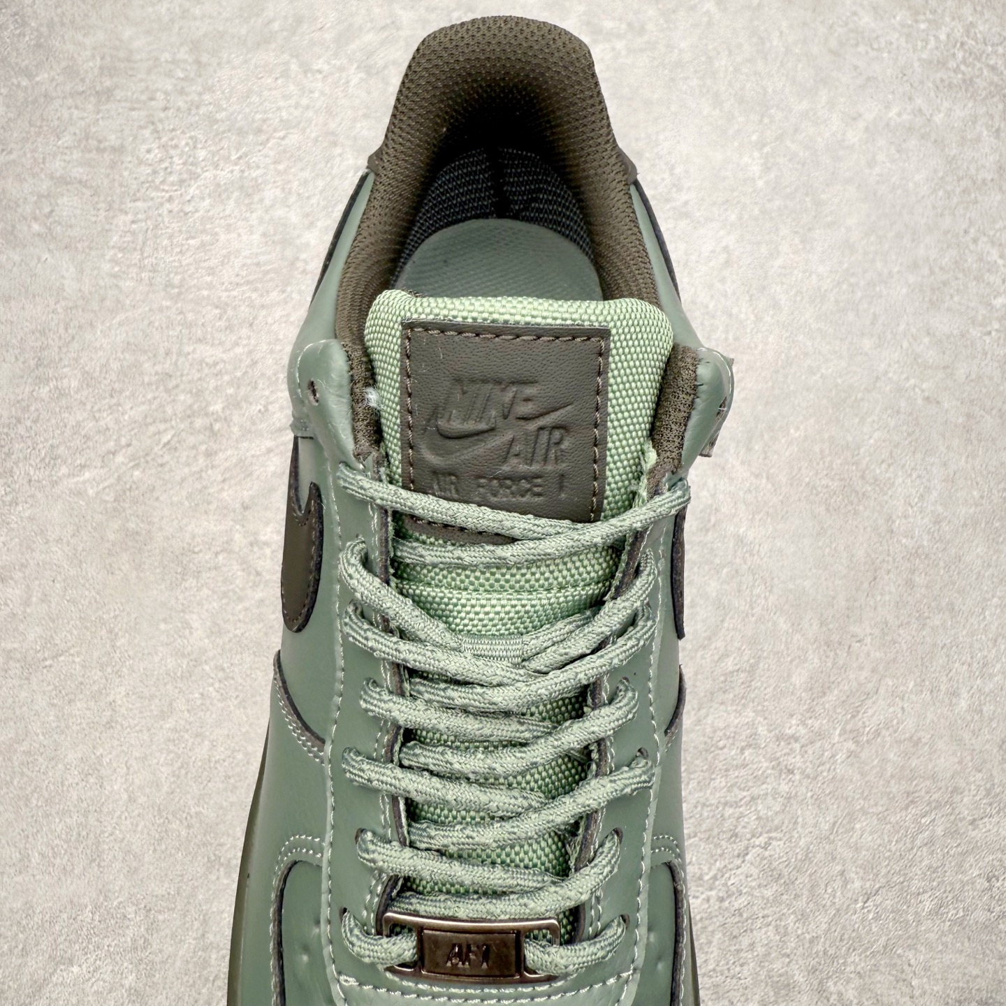 图片[5]-＃XT纯原 NK Air Force 1 Low 空军一号时尚舒适防滑耐磨低帮板鞋 HV5953-300 顶级批次 2022全新楦头鞋型 鱼鳞大底 历时开发三个月 清洁度完美 二维码鞋标 内置芯片及solo气垫 大底高度及其弧度依照正品 钢印 logo刺绣 鞋口弧度 鞋头长度 鞋面冲孔 鞋垫背胶及钢印 完美鞋型对比正品 每一处都是细节满满 柔软、弹性十足的缓震性能和出色的中底设计 横跨复古与现代的外型结合 造就出风靡全球 三十多年的Force 1 直到今天还深受青睐 实拍调校N版已经零色差零失真 百分百还原实物色彩所见即所得 不存在货不对板色差等低级问题 选购参考实物拍摄 不混卖不参货 只用心做好货严格选品 承诺混一赔十 尺码：36 36.5 37.5 38 38.5 39 40 40.5 41 42 42.5 43 44 44.5 45-选品中心