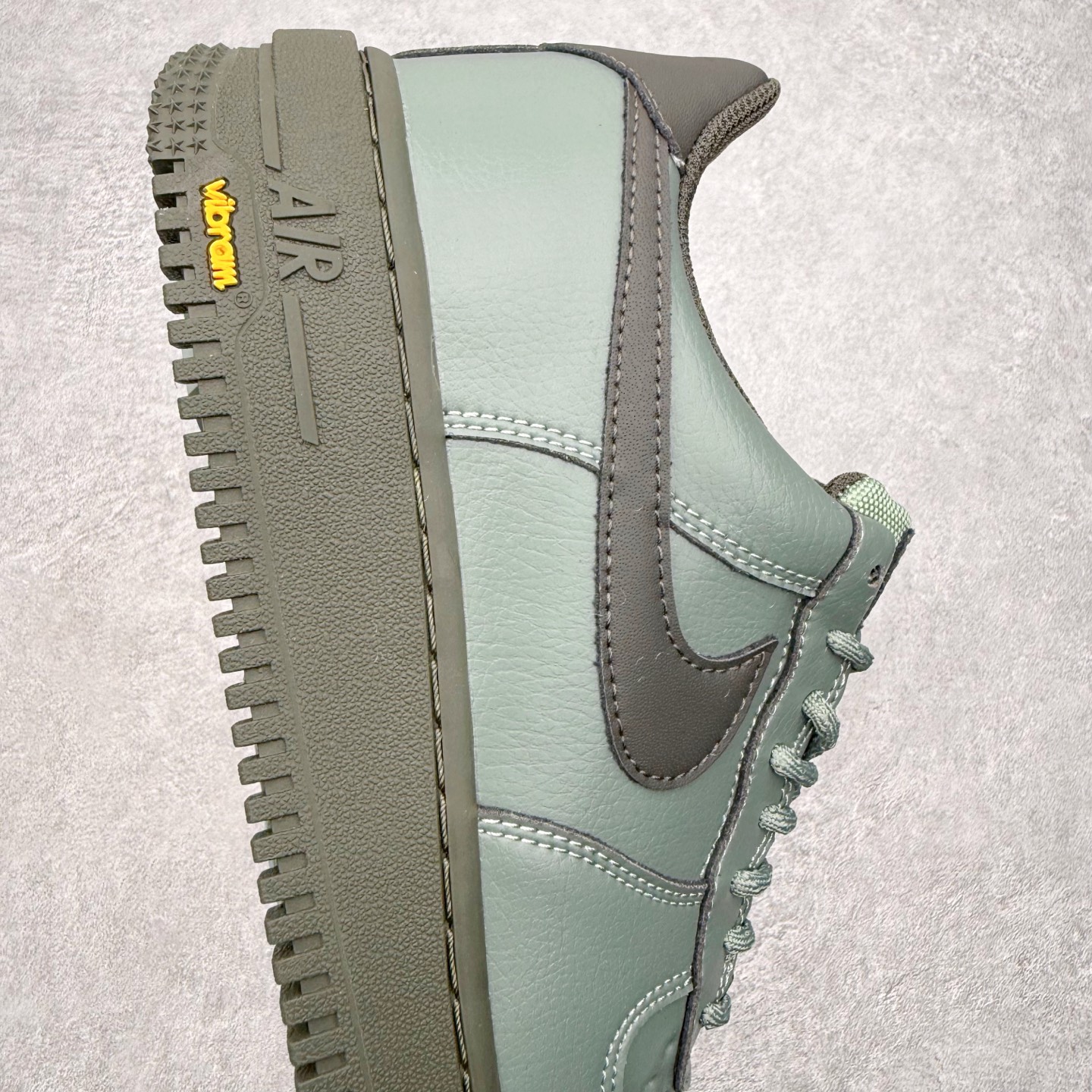 图片[6]-＃XT纯原 NK Air Force 1 Low 空军一号时尚舒适防滑耐磨低帮板鞋 HV5953-300 顶级批次 2022全新楦头鞋型 鱼鳞大底 历时开发三个月 清洁度完美 二维码鞋标 内置芯片及solo气垫 大底高度及其弧度依照正品 钢印 logo刺绣 鞋口弧度 鞋头长度 鞋面冲孔 鞋垫背胶及钢印 完美鞋型对比正品 每一处都是细节满满 柔软、弹性十足的缓震性能和出色的中底设计 横跨复古与现代的外型结合 造就出风靡全球 三十多年的Force 1 直到今天还深受青睐 实拍调校N版已经零色差零失真 百分百还原实物色彩所见即所得 不存在货不对板色差等低级问题 选购参考实物拍摄 不混卖不参货 只用心做好货严格选品 承诺混一赔十 尺码：36 36.5 37.5 38 38.5 39 40 40.5 41 42 42.5 43 44 44.5 45-选品中心