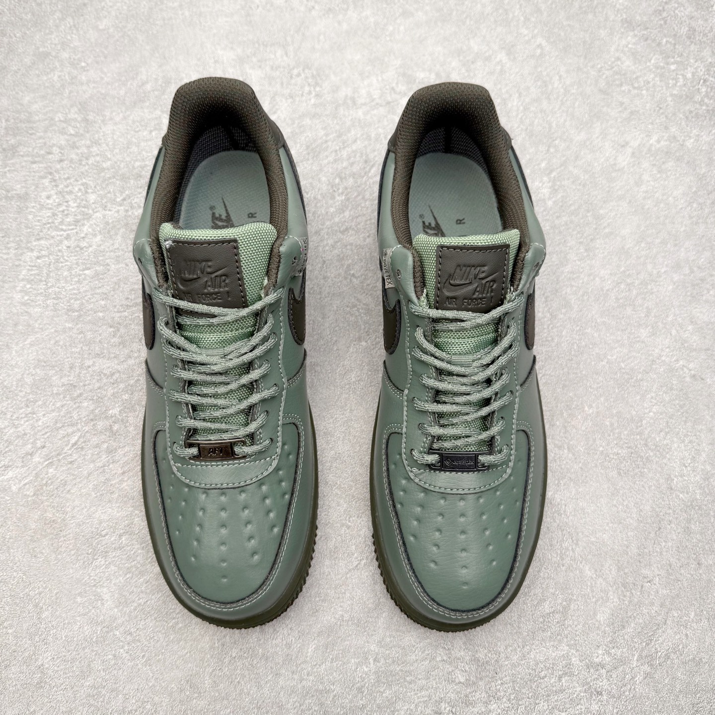 图片[2]-＃XT纯原 NK Air Force 1 Low 空军一号时尚舒适防滑耐磨低帮板鞋 HV5953-300 顶级批次 2022全新楦头鞋型 鱼鳞大底 历时开发三个月 清洁度完美 二维码鞋标 内置芯片及solo气垫 大底高度及其弧度依照正品 钢印 logo刺绣 鞋口弧度 鞋头长度 鞋面冲孔 鞋垫背胶及钢印 完美鞋型对比正品 每一处都是细节满满 柔软、弹性十足的缓震性能和出色的中底设计 横跨复古与现代的外型结合 造就出风靡全球 三十多年的Force 1 直到今天还深受青睐 实拍调校N版已经零色差零失真 百分百还原实物色彩所见即所得 不存在货不对板色差等低级问题 选购参考实物拍摄 不混卖不参货 只用心做好货严格选品 承诺混一赔十 尺码：36 36.5 37.5 38 38.5 39 40 40.5 41 42 42.5 43 44 44.5 45-选品中心