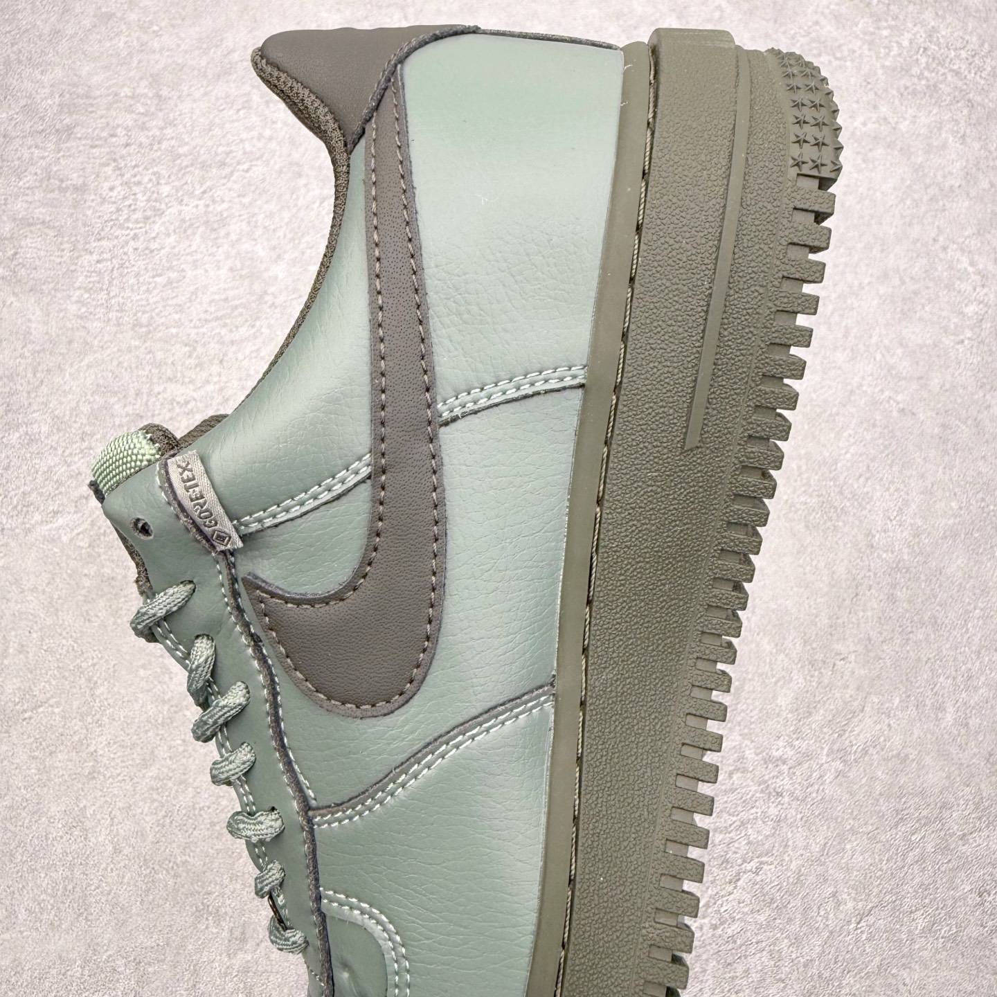 图片[7]-＃XT纯原 NK Air Force 1 Low 空军一号时尚舒适防滑耐磨低帮板鞋 HV5953-300 顶级批次 2022全新楦头鞋型 鱼鳞大底 历时开发三个月 清洁度完美 二维码鞋标 内置芯片及solo气垫 大底高度及其弧度依照正品 钢印 logo刺绣 鞋口弧度 鞋头长度 鞋面冲孔 鞋垫背胶及钢印 完美鞋型对比正品 每一处都是细节满满 柔软、弹性十足的缓震性能和出色的中底设计 横跨复古与现代的外型结合 造就出风靡全球 三十多年的Force 1 直到今天还深受青睐 实拍调校N版已经零色差零失真 百分百还原实物色彩所见即所得 不存在货不对板色差等低级问题 选购参考实物拍摄 不混卖不参货 只用心做好货严格选品 承诺混一赔十 尺码：36 36.5 37.5 38 38.5 39 40 40.5 41 42 42.5 43 44 44.5 45-选品中心