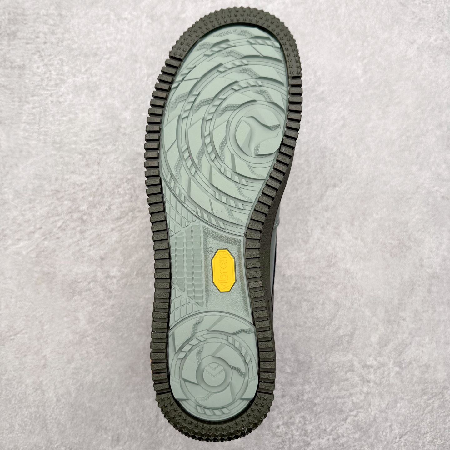 图片[9]-＃XT纯原 NK Air Force 1 Low 空军一号时尚舒适防滑耐磨低帮板鞋 HV5953-300 顶级批次 2022全新楦头鞋型 鱼鳞大底 历时开发三个月 清洁度完美 二维码鞋标 内置芯片及solo气垫 大底高度及其弧度依照正品 钢印 logo刺绣 鞋口弧度 鞋头长度 鞋面冲孔 鞋垫背胶及钢印 完美鞋型对比正品 每一处都是细节满满 柔软、弹性十足的缓震性能和出色的中底设计 横跨复古与现代的外型结合 造就出风靡全球 三十多年的Force 1 直到今天还深受青睐 实拍调校N版已经零色差零失真 百分百还原实物色彩所见即所得 不存在货不对板色差等低级问题 选购参考实物拍摄 不混卖不参货 只用心做好货严格选品 承诺混一赔十 尺码：36 36.5 37.5 38 38.5 39 40 40.5 41 42 42.5 43 44 44.5 45-选品中心