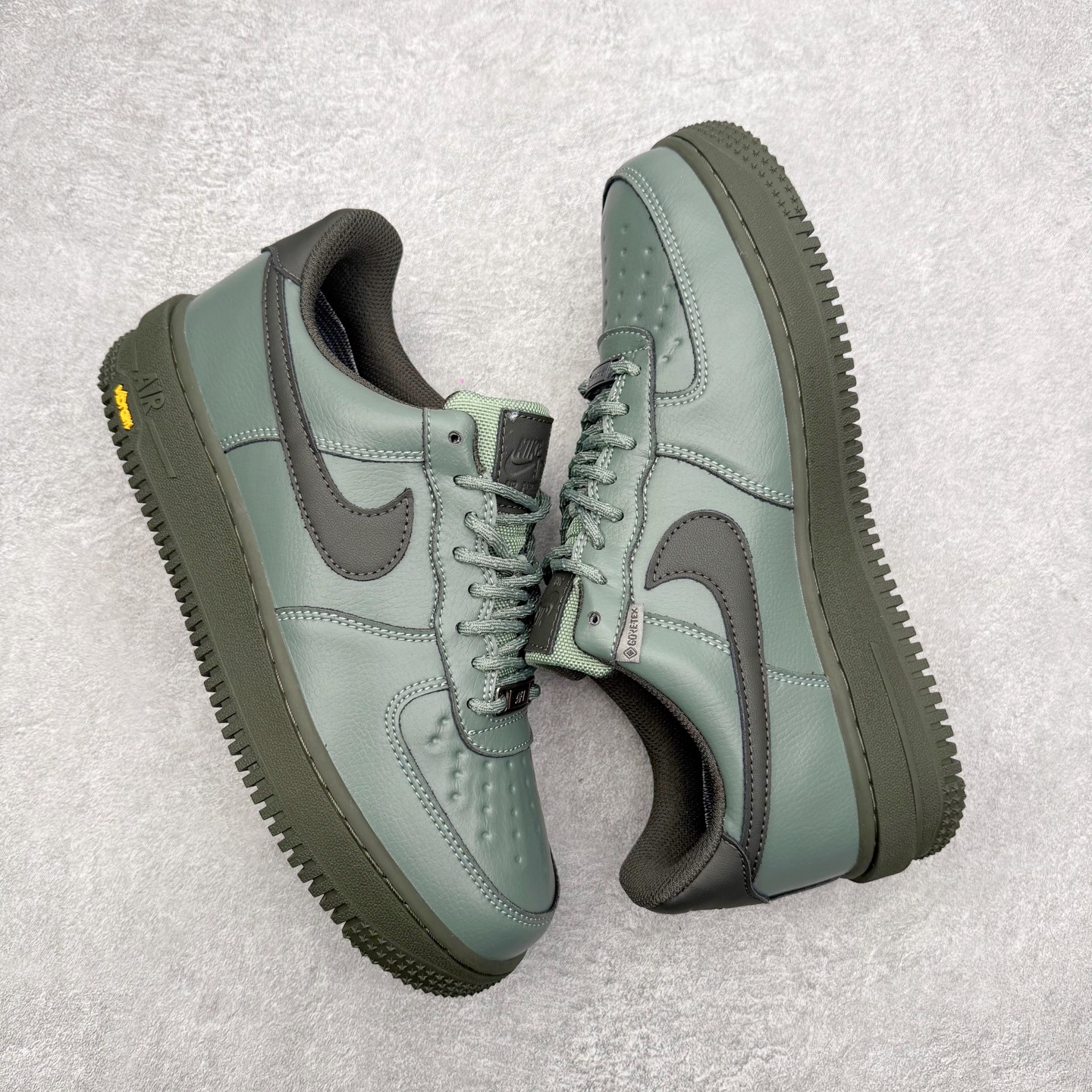 图片[3]-＃XT纯原 NK Air Force 1 Low 空军一号时尚舒适防滑耐磨低帮板鞋 HV5953-300 顶级批次 2022全新楦头鞋型 鱼鳞大底 历时开发三个月 清洁度完美 二维码鞋标 内置芯片及solo气垫 大底高度及其弧度依照正品 钢印 logo刺绣 鞋口弧度 鞋头长度 鞋面冲孔 鞋垫背胶及钢印 完美鞋型对比正品 每一处都是细节满满 柔软、弹性十足的缓震性能和出色的中底设计 横跨复古与现代的外型结合 造就出风靡全球 三十多年的Force 1 直到今天还深受青睐 实拍调校N版已经零色差零失真 百分百还原实物色彩所见即所得 不存在货不对板色差等低级问题 选购参考实物拍摄 不混卖不参货 只用心做好货严格选品 承诺混一赔十 尺码：36 36.5 37.5 38 38.5 39 40 40.5 41 42 42.5 43 44 44.5 45-选品中心