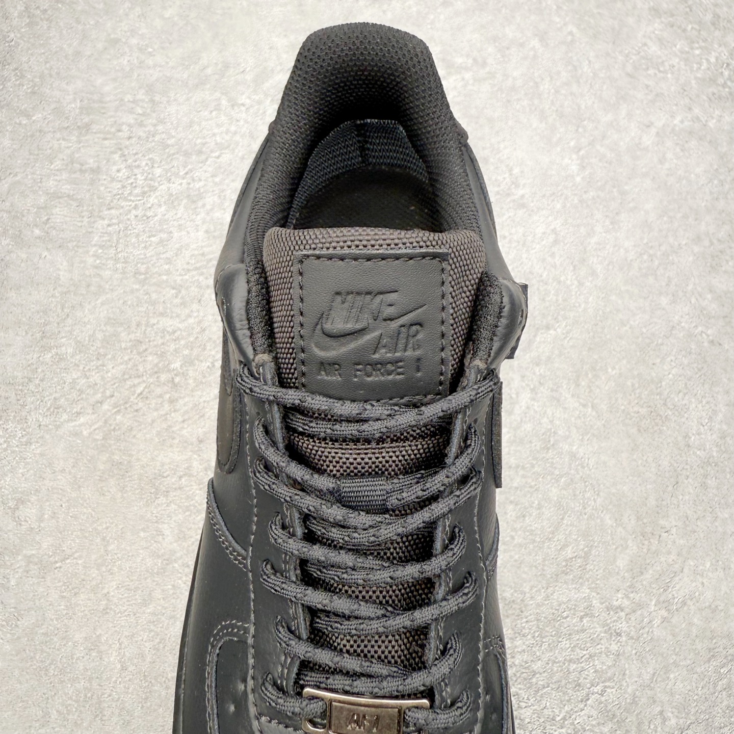 图片[5]-＃XT纯原 NK Air Force 1 Low 空军一号时尚舒适防滑耐磨低帮板鞋 HV5953-001 顶级批次 2022全新楦头鞋型 鱼鳞大底 历时开发三个月 清洁度完美 二维码鞋标 内置芯片及solo气垫 大底高度及其弧度依照正品 钢印 logo刺绣 鞋口弧度 鞋头长度 鞋面冲孔 鞋垫背胶及钢印 完美鞋型对比正品 每一处都是细节满满 柔软、弹性十足的缓震性能和出色的中底设计 横跨复古与现代的外型结合 造就出风靡全球 三十多年的Force 1 直到今天还深受青睐 实拍调校N版已经零色差零失真 百分百还原实物色彩所见即所得 不存在货不对板色差等低级问题 选购参考实物拍摄 不混卖不参货 只用心做好货严格选品 承诺混一赔十 尺码：36 36.5 37.5 38 38.5 39 40 40.5 41 42 42.5 43 44 44.5 45-选品中心