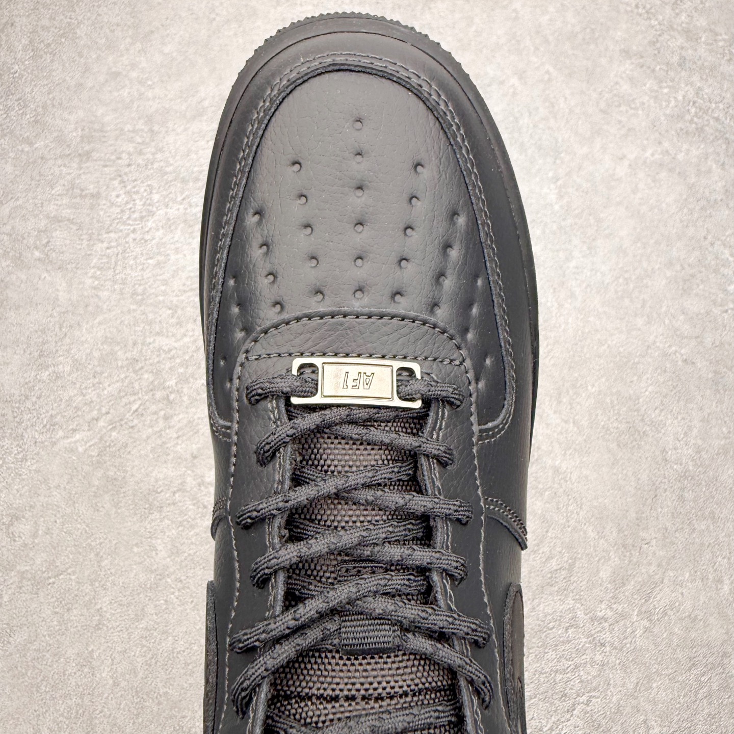 图片[4]-＃XT纯原 NK Air Force 1 Low 空军一号时尚舒适防滑耐磨低帮板鞋 HV5953-001 顶级批次 2022全新楦头鞋型 鱼鳞大底 历时开发三个月 清洁度完美 二维码鞋标 内置芯片及solo气垫 大底高度及其弧度依照正品 钢印 logo刺绣 鞋口弧度 鞋头长度 鞋面冲孔 鞋垫背胶及钢印 完美鞋型对比正品 每一处都是细节满满 柔软、弹性十足的缓震性能和出色的中底设计 横跨复古与现代的外型结合 造就出风靡全球 三十多年的Force 1 直到今天还深受青睐 实拍调校N版已经零色差零失真 百分百还原实物色彩所见即所得 不存在货不对板色差等低级问题 选购参考实物拍摄 不混卖不参货 只用心做好货严格选品 承诺混一赔十 尺码：36 36.5 37.5 38 38.5 39 40 40.5 41 42 42.5 43 44 44.5 45-选品中心