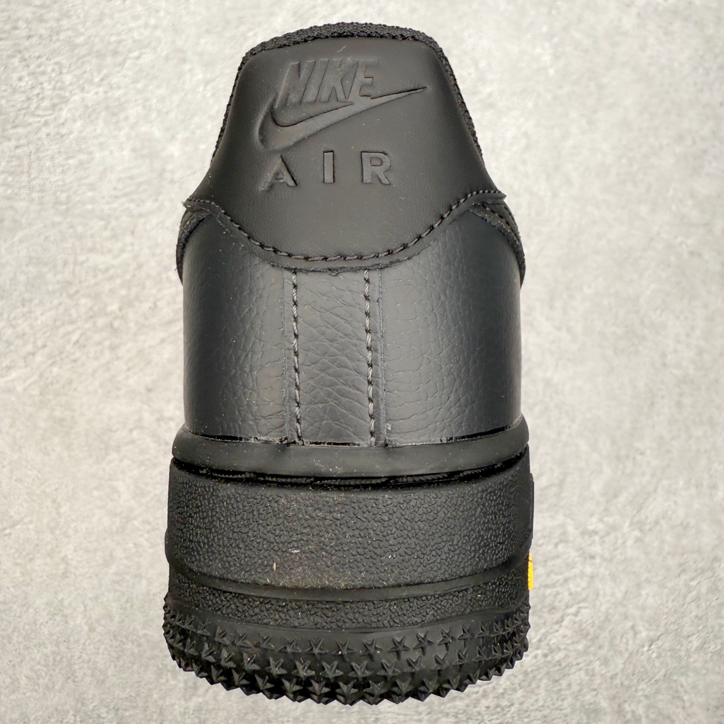 图片[8]-＃XT纯原 NK Air Force 1 Low 空军一号时尚舒适防滑耐磨低帮板鞋 HV5953-001 顶级批次 2022全新楦头鞋型 鱼鳞大底 历时开发三个月 清洁度完美 二维码鞋标 内置芯片及solo气垫 大底高度及其弧度依照正品 钢印 logo刺绣 鞋口弧度 鞋头长度 鞋面冲孔 鞋垫背胶及钢印 完美鞋型对比正品 每一处都是细节满满 柔软、弹性十足的缓震性能和出色的中底设计 横跨复古与现代的外型结合 造就出风靡全球 三十多年的Force 1 直到今天还深受青睐 实拍调校N版已经零色差零失真 百分百还原实物色彩所见即所得 不存在货不对板色差等低级问题 选购参考实物拍摄 不混卖不参货 只用心做好货严格选品 承诺混一赔十 尺码：36 36.5 37.5 38 38.5 39 40 40.5 41 42 42.5 43 44 44.5 45-选品中心