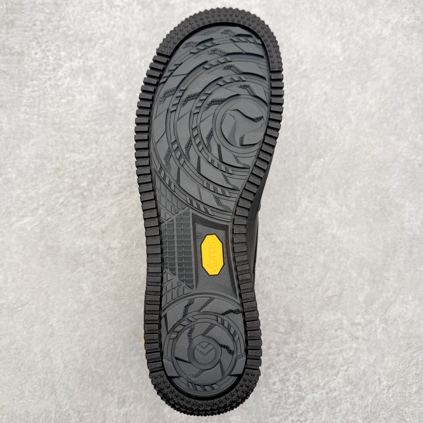 图片[9]-＃XT纯原 NK Air Force 1 Low 空军一号时尚舒适防滑耐磨低帮板鞋 HV5953-001 顶级批次 2022全新楦头鞋型 鱼鳞大底 历时开发三个月 清洁度完美 二维码鞋标 内置芯片及solo气垫 大底高度及其弧度依照正品 钢印 logo刺绣 鞋口弧度 鞋头长度 鞋面冲孔 鞋垫背胶及钢印 完美鞋型对比正品 每一处都是细节满满 柔软、弹性十足的缓震性能和出色的中底设计 横跨复古与现代的外型结合 造就出风靡全球 三十多年的Force 1 直到今天还深受青睐 实拍调校N版已经零色差零失真 百分百还原实物色彩所见即所得 不存在货不对板色差等低级问题 选购参考实物拍摄 不混卖不参货 只用心做好货严格选品 承诺混一赔十 尺码：36 36.5 37.5 38 38.5 39 40 40.5 41 42 42.5 43 44 44.5 45-选品中心