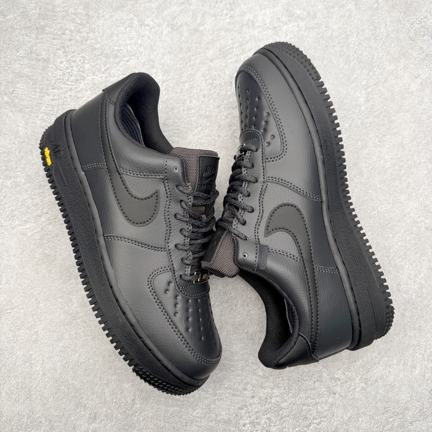 图片[3]-＃XT纯原 NK Air Force 1 Low 空军一号时尚舒适防滑耐磨低帮板鞋 HV5953-001 顶级批次 2022全新楦头鞋型 鱼鳞大底 历时开发三个月 清洁度完美 二维码鞋标 内置芯片及solo气垫 大底高度及其弧度依照正品 钢印 logo刺绣 鞋口弧度 鞋头长度 鞋面冲孔 鞋垫背胶及钢印 完美鞋型对比正品 每一处都是细节满满 柔软、弹性十足的缓震性能和出色的中底设计 横跨复古与现代的外型结合 造就出风靡全球 三十多年的Force 1 直到今天还深受青睐 实拍调校N版已经零色差零失真 百分百还原实物色彩所见即所得 不存在货不对板色差等低级问题 选购参考实物拍摄 不混卖不参货 只用心做好货严格选品 承诺混一赔十 尺码：36 36.5 37.5 38 38.5 39 40 40.5 41 42 42.5 43 44 44.5 45-选品中心