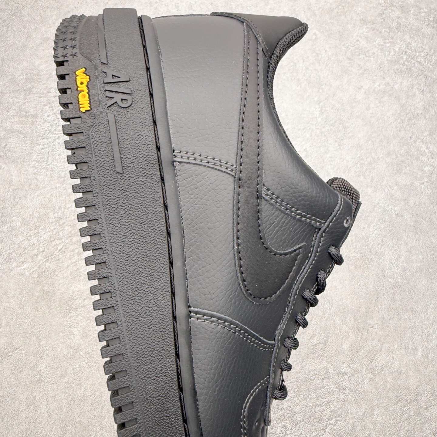 图片[6]-＃XT纯原 NK Air Force 1 Low 空军一号时尚舒适防滑耐磨低帮板鞋 HV5953-001 顶级批次 2022全新楦头鞋型 鱼鳞大底 历时开发三个月 清洁度完美 二维码鞋标 内置芯片及solo气垫 大底高度及其弧度依照正品 钢印 logo刺绣 鞋口弧度 鞋头长度 鞋面冲孔 鞋垫背胶及钢印 完美鞋型对比正品 每一处都是细节满满 柔软、弹性十足的缓震性能和出色的中底设计 横跨复古与现代的外型结合 造就出风靡全球 三十多年的Force 1 直到今天还深受青睐 实拍调校N版已经零色差零失真 百分百还原实物色彩所见即所得 不存在货不对板色差等低级问题 选购参考实物拍摄 不混卖不参货 只用心做好货严格选品 承诺混一赔十 尺码：36 36.5 37.5 38 38.5 39 40 40.5 41 42 42.5 43 44 44.5 45-选品中心