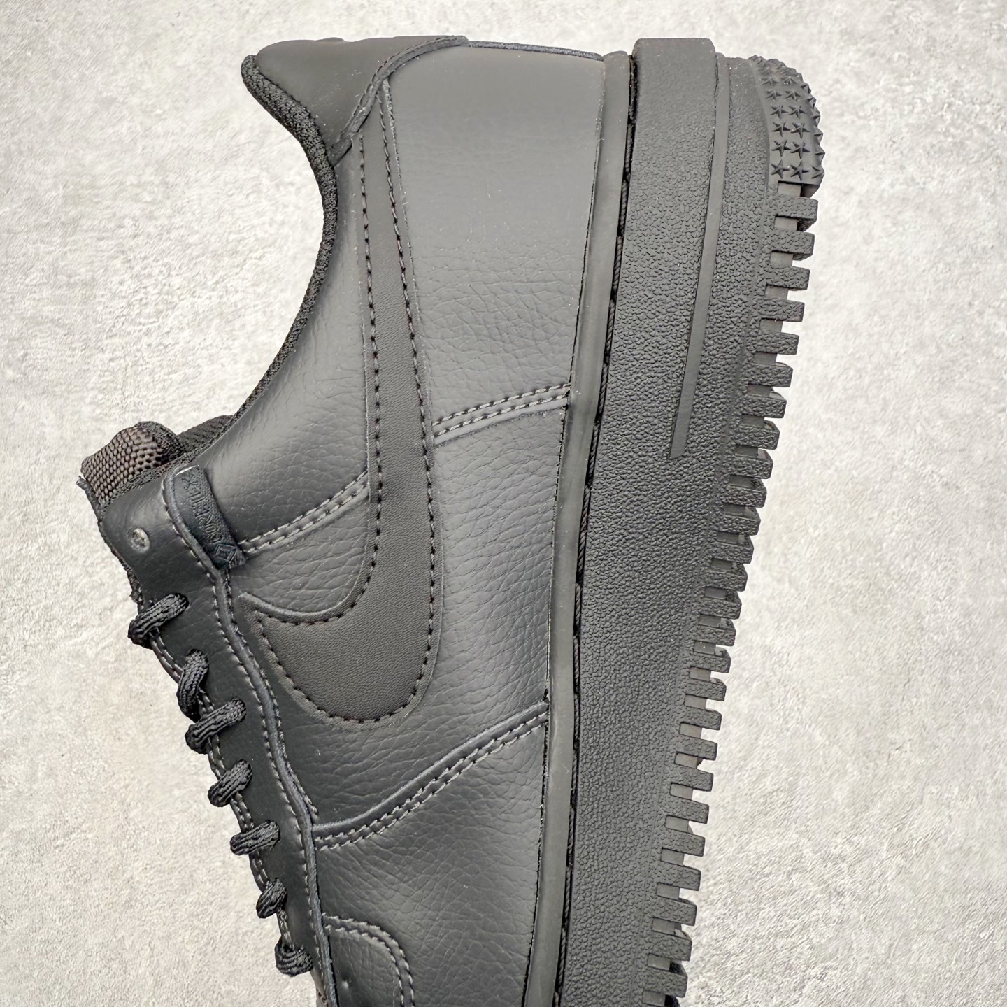 图片[7]-＃XT纯原 NK Air Force 1 Low 空军一号时尚舒适防滑耐磨低帮板鞋 HV5953-001 顶级批次 2022全新楦头鞋型 鱼鳞大底 历时开发三个月 清洁度完美 二维码鞋标 内置芯片及solo气垫 大底高度及其弧度依照正品 钢印 logo刺绣 鞋口弧度 鞋头长度 鞋面冲孔 鞋垫背胶及钢印 完美鞋型对比正品 每一处都是细节满满 柔软、弹性十足的缓震性能和出色的中底设计 横跨复古与现代的外型结合 造就出风靡全球 三十多年的Force 1 直到今天还深受青睐 实拍调校N版已经零色差零失真 百分百还原实物色彩所见即所得 不存在货不对板色差等低级问题 选购参考实物拍摄 不混卖不参货 只用心做好货严格选品 承诺混一赔十 尺码：36 36.5 37.5 38 38.5 39 40 40.5 41 42 42.5 43 44 44.5 45-选品中心