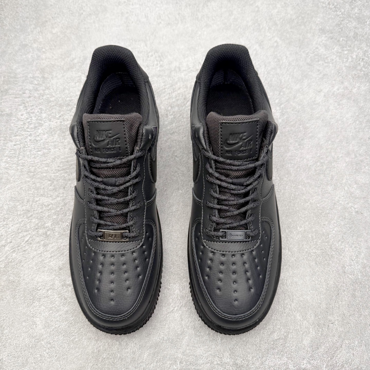 图片[2]-＃XT纯原 NK Air Force 1 Low 空军一号时尚舒适防滑耐磨低帮板鞋 HV5953-001 顶级批次 2022全新楦头鞋型 鱼鳞大底 历时开发三个月 清洁度完美 二维码鞋标 内置芯片及solo气垫 大底高度及其弧度依照正品 钢印 logo刺绣 鞋口弧度 鞋头长度 鞋面冲孔 鞋垫背胶及钢印 完美鞋型对比正品 每一处都是细节满满 柔软、弹性十足的缓震性能和出色的中底设计 横跨复古与现代的外型结合 造就出风靡全球 三十多年的Force 1 直到今天还深受青睐 实拍调校N版已经零色差零失真 百分百还原实物色彩所见即所得 不存在货不对板色差等低级问题 选购参考实物拍摄 不混卖不参货 只用心做好货严格选品 承诺混一赔十 尺码：36 36.5 37.5 38 38.5 39 40 40.5 41 42 42.5 43 44 44.5 45-选品中心