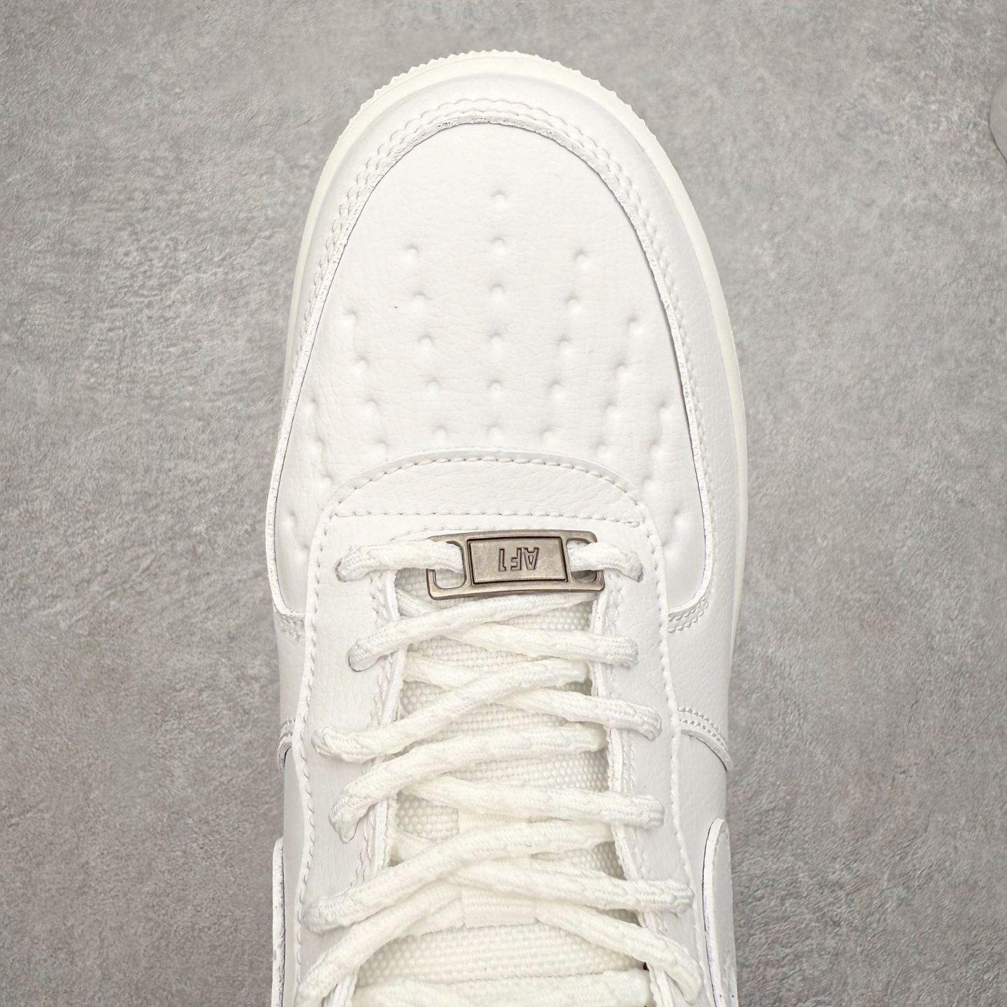 图片[4]-＃XT纯原 NK Air Force 1 Low 空军一号时尚舒适防滑耐磨低帮板鞋 HV5953-100 顶级批次 2022全新楦头鞋型 鱼鳞大底 历时开发三个月 清洁度完美 二维码鞋标 内置芯片及solo气垫 大底高度及其弧度依照正品 钢印 logo刺绣 鞋口弧度 鞋头长度 鞋面冲孔 鞋垫背胶及钢印 完美鞋型对比正品 每一处都是细节满满 柔软、弹性十足的缓震性能和出色的中底设计 横跨复古与现代的外型结合 造就出风靡全球 三十多年的Force 1 直到今天还深受青睐 实拍调校N版已经零色差零失真 百分百还原实物色彩所见即所得 不存在货不对板色差等低级问题 选购参考实物拍摄 不混卖不参货 只用心做好货严格选品 承诺混一赔十 尺码：36 36.5 37.5 38 38.5 39 40 40.5 41 42 42.5 43 44 44.5 45-选品中心