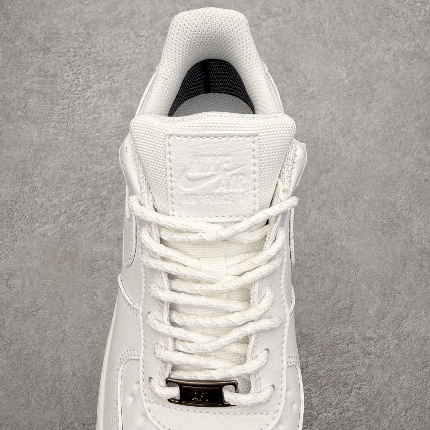 图片[5]-＃XT纯原 NK Air Force 1 Low 空军一号时尚舒适防滑耐磨低帮板鞋 HV5953-100 顶级批次 2022全新楦头鞋型 鱼鳞大底 历时开发三个月 清洁度完美 二维码鞋标 内置芯片及solo气垫 大底高度及其弧度依照正品 钢印 logo刺绣 鞋口弧度 鞋头长度 鞋面冲孔 鞋垫背胶及钢印 完美鞋型对比正品 每一处都是细节满满 柔软、弹性十足的缓震性能和出色的中底设计 横跨复古与现代的外型结合 造就出风靡全球 三十多年的Force 1 直到今天还深受青睐 实拍调校N版已经零色差零失真 百分百还原实物色彩所见即所得 不存在货不对板色差等低级问题 选购参考实物拍摄 不混卖不参货 只用心做好货严格选品 承诺混一赔十 尺码：36 36.5 37.5 38 38.5 39 40 40.5 41 42 42.5 43 44 44.5 45-选品中心